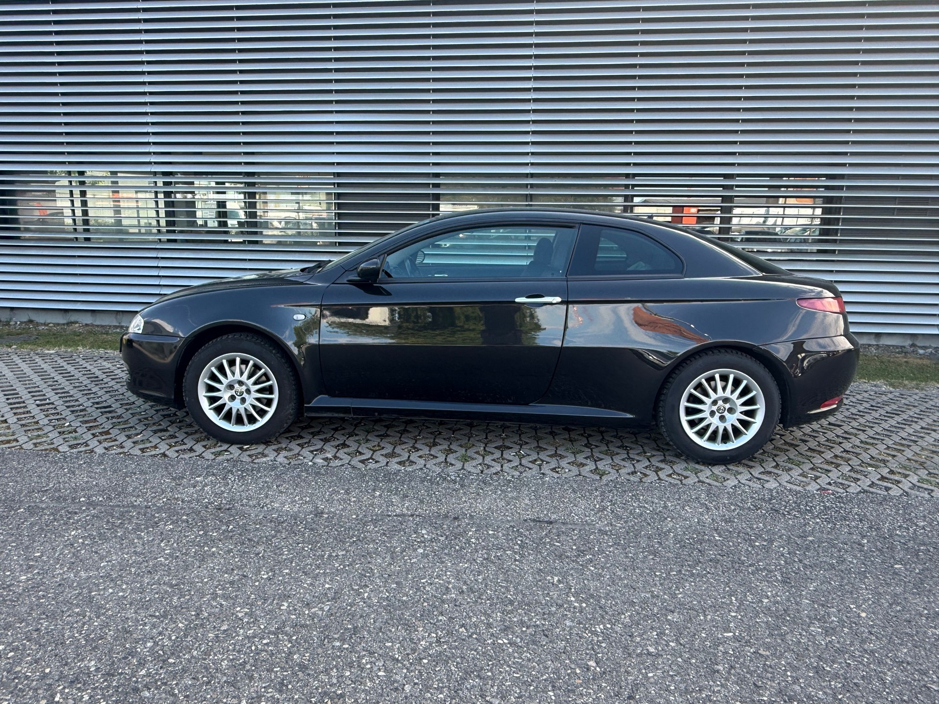 ALFA ROMEO GT 1.9 JTD Black Line-image-9