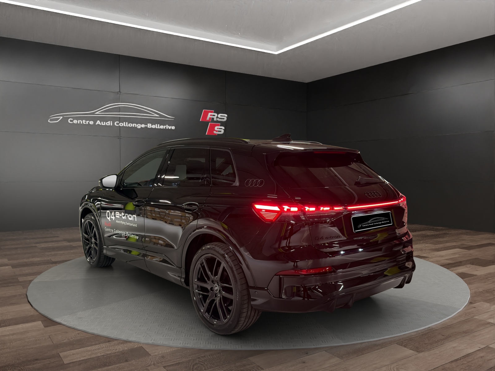 AUDI Q4 e-tron SUV quattro performance-showroom-element-3