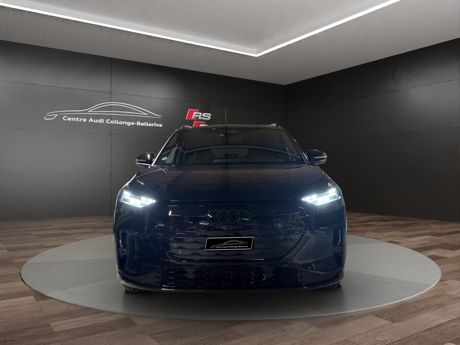 AUDI Q4 e-tron SUV quattro performance-showroom-element-1