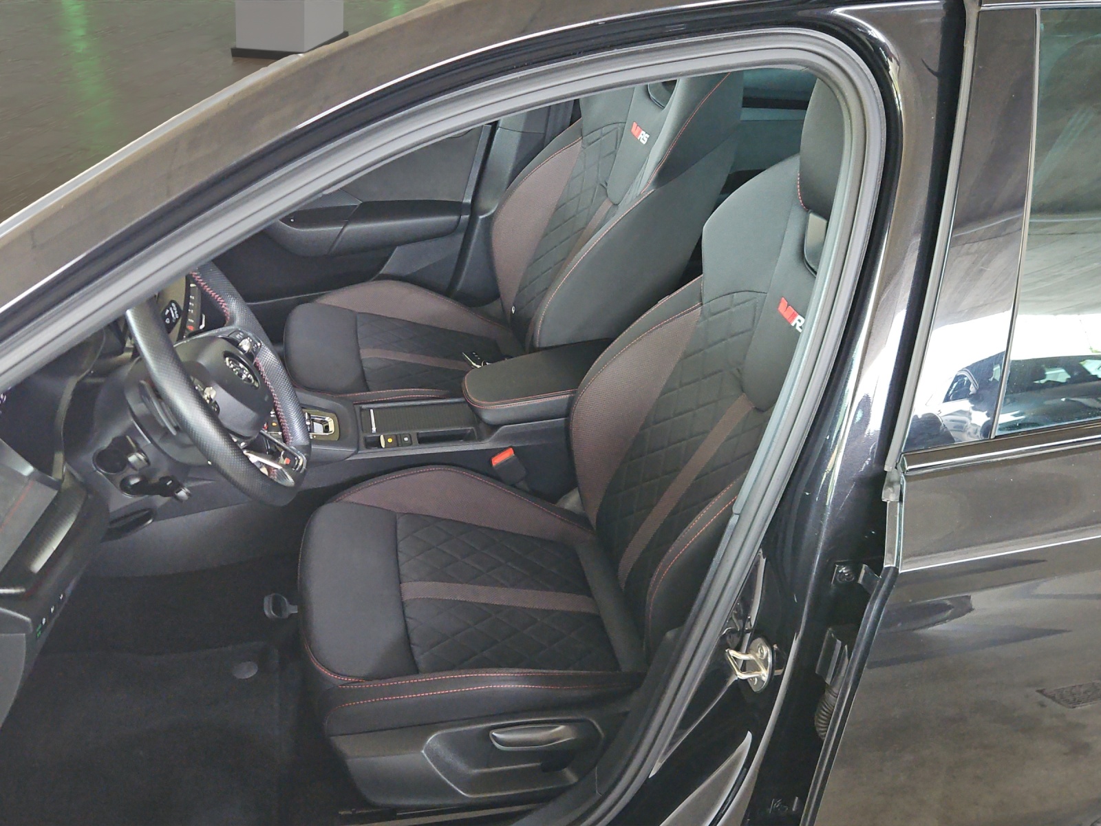 SKODA Octavia Combi 2.0 TDI DSG RS 4x4-image-8