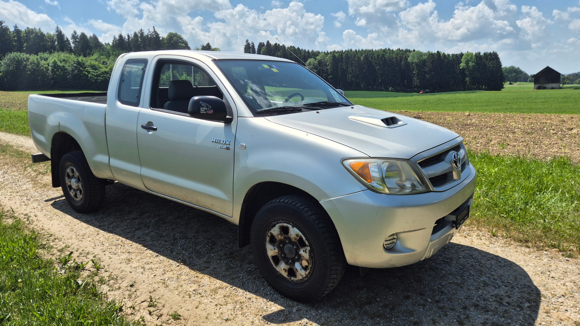 TOYOTA Hilux 4x4 ExtraCab LineaLuna-image-2