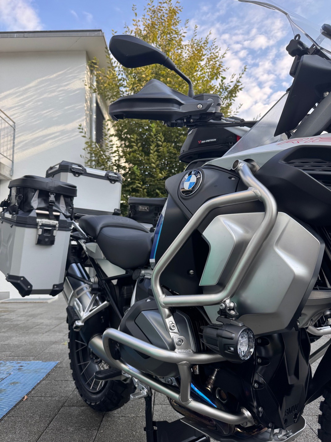 BMW Legendary Edition Adventure-image-1