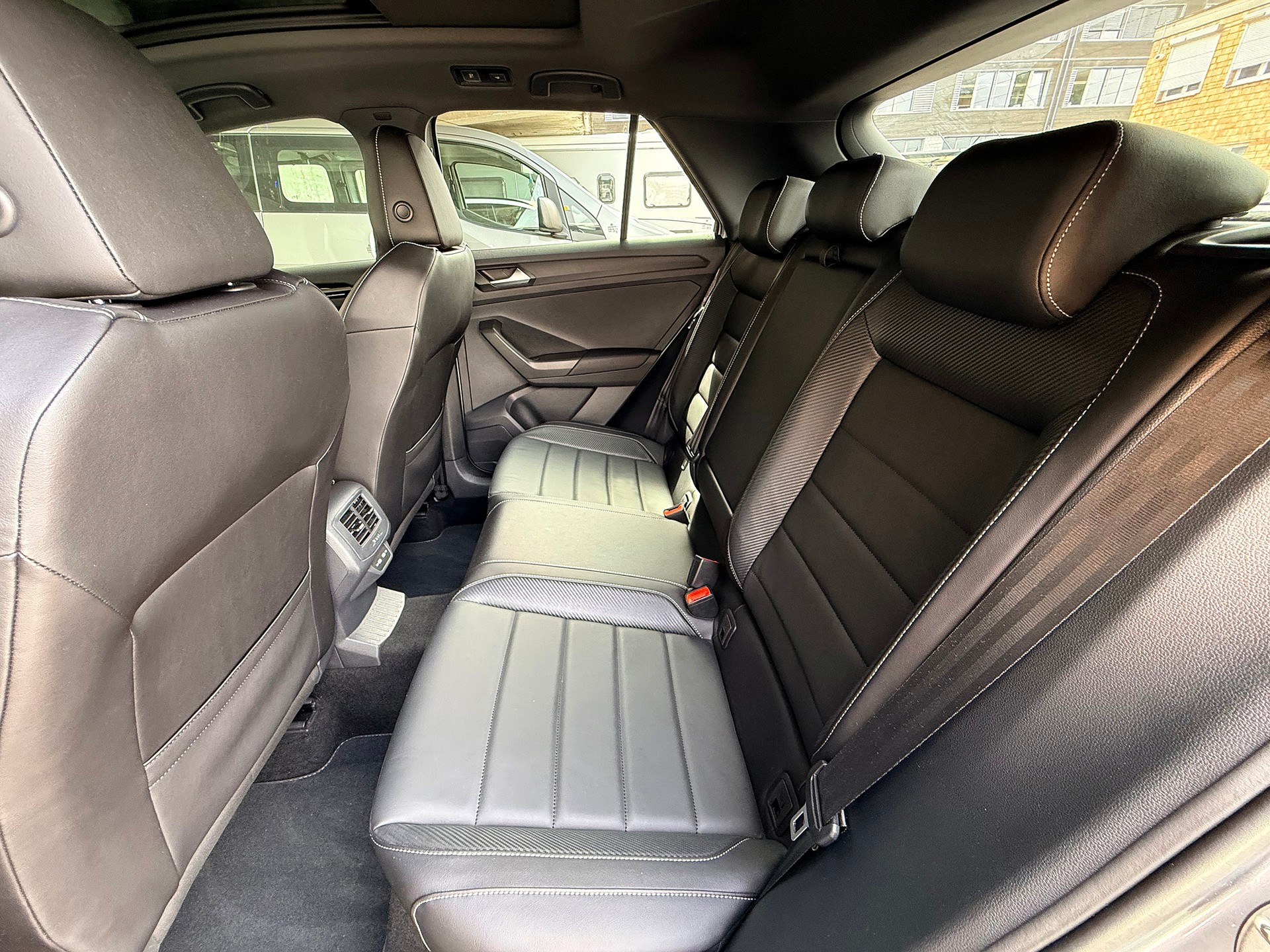 VW T-Roc 2.0 TSI R-Line DSG 4Motion-image-9