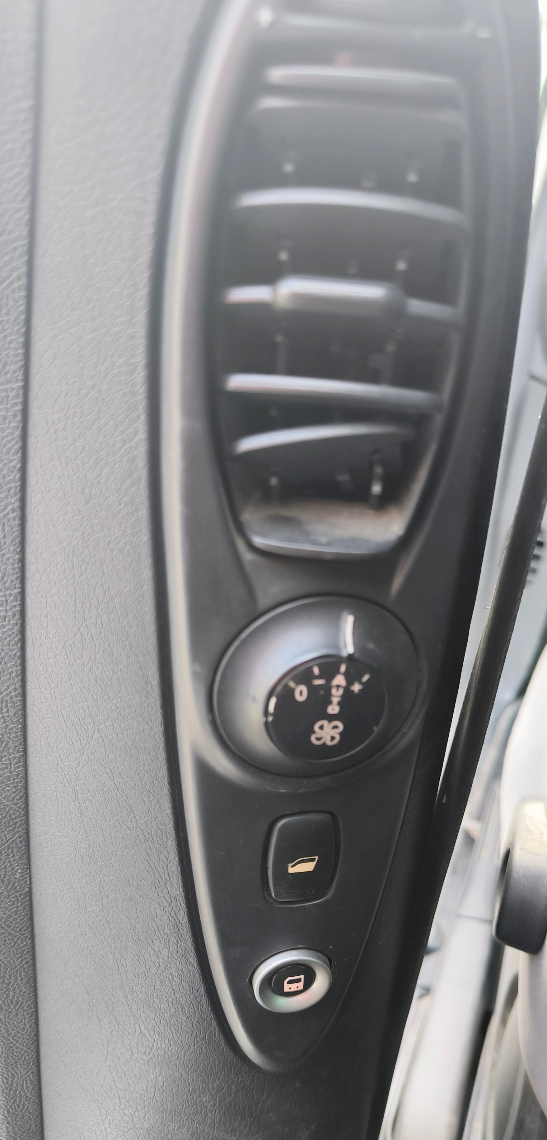 PEUGEOT 807 2.0 16V HDi (ST) Family+-image-12