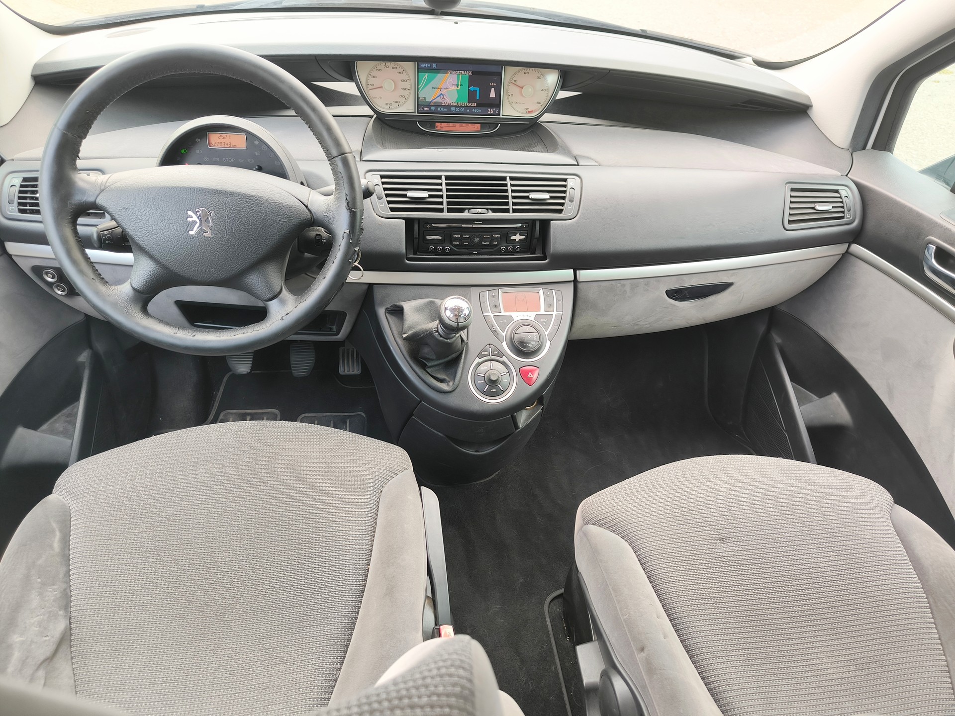 PEUGEOT 807 2.0 16V HDi (ST) Family+-image-8