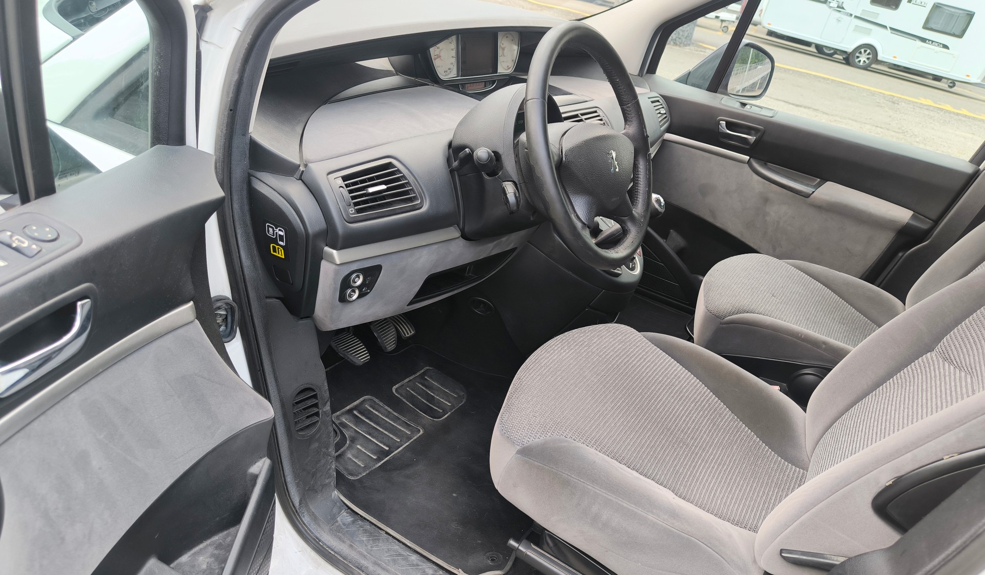 PEUGEOT 807 2.0 16V HDi (ST) Family+-image-10