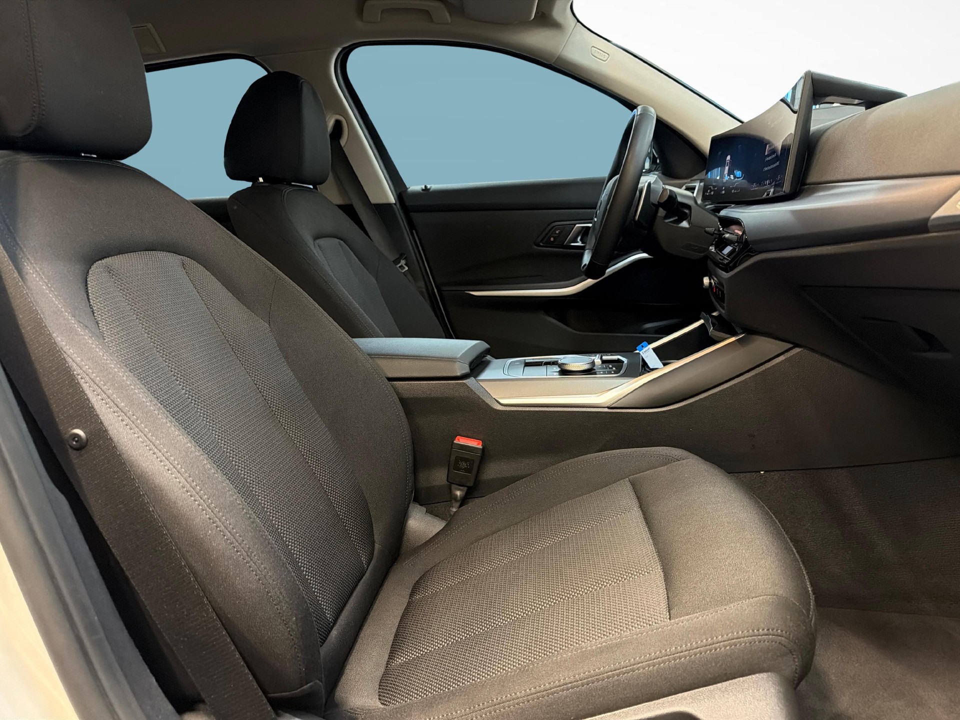 BMW 320d xDrive Touring-image-11