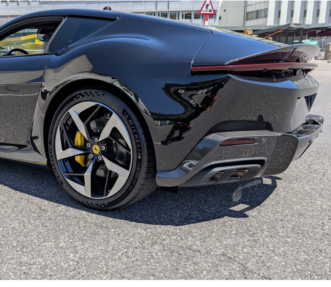 FERRARI 12 Cilindri-showroom-element-1