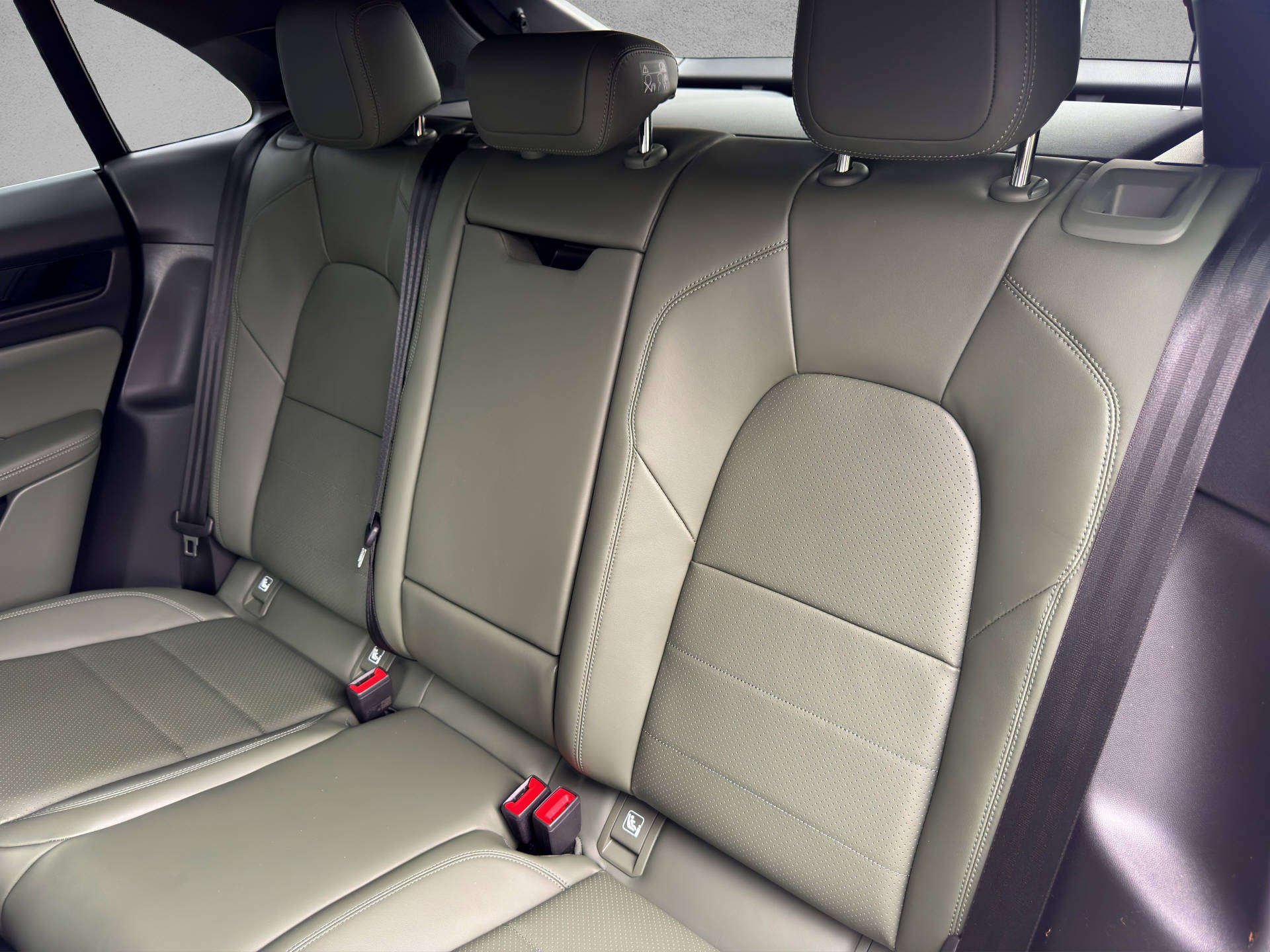 PORSCHE Macan 4-image-14