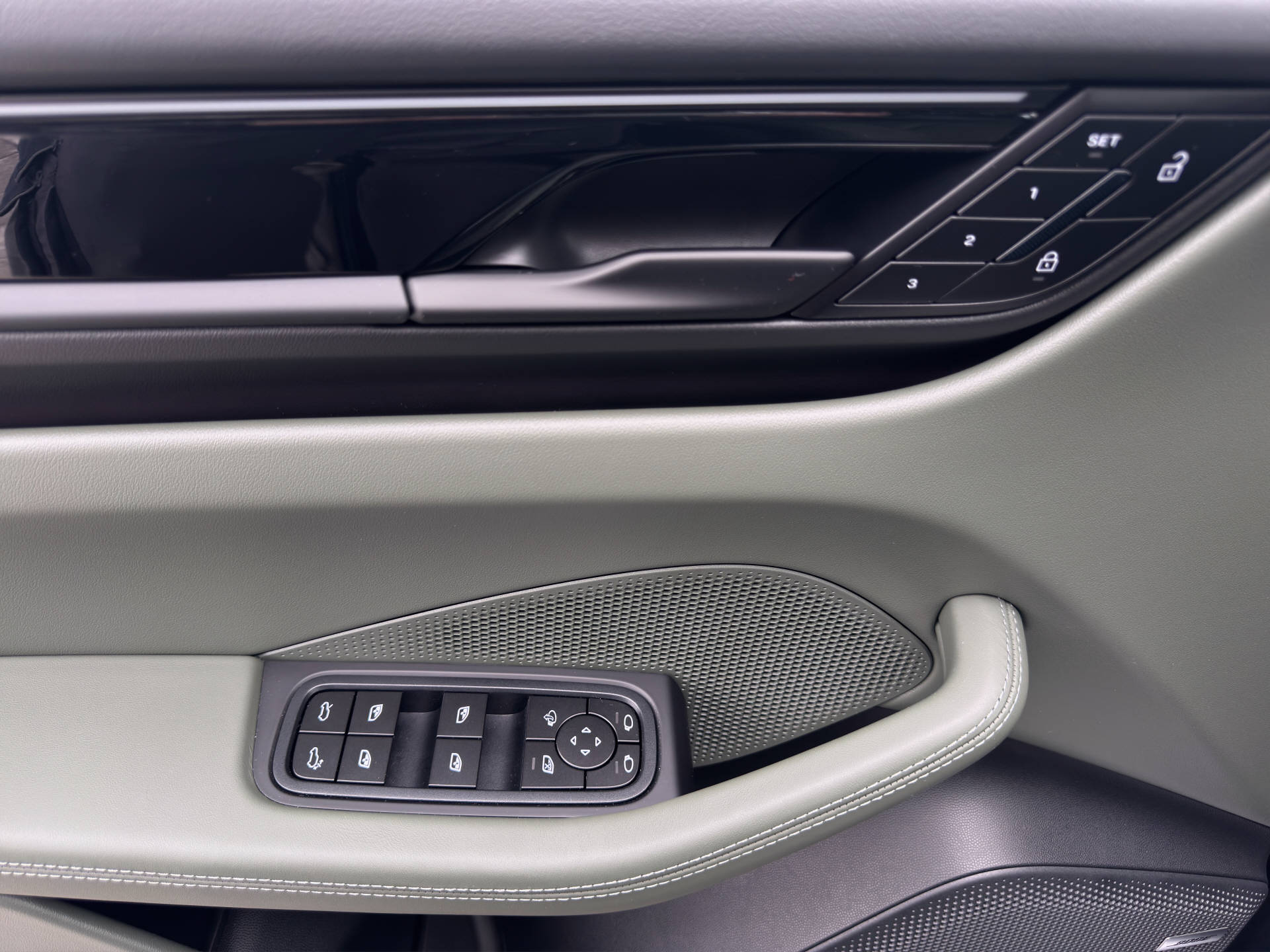 PORSCHE Macan 4-image-11