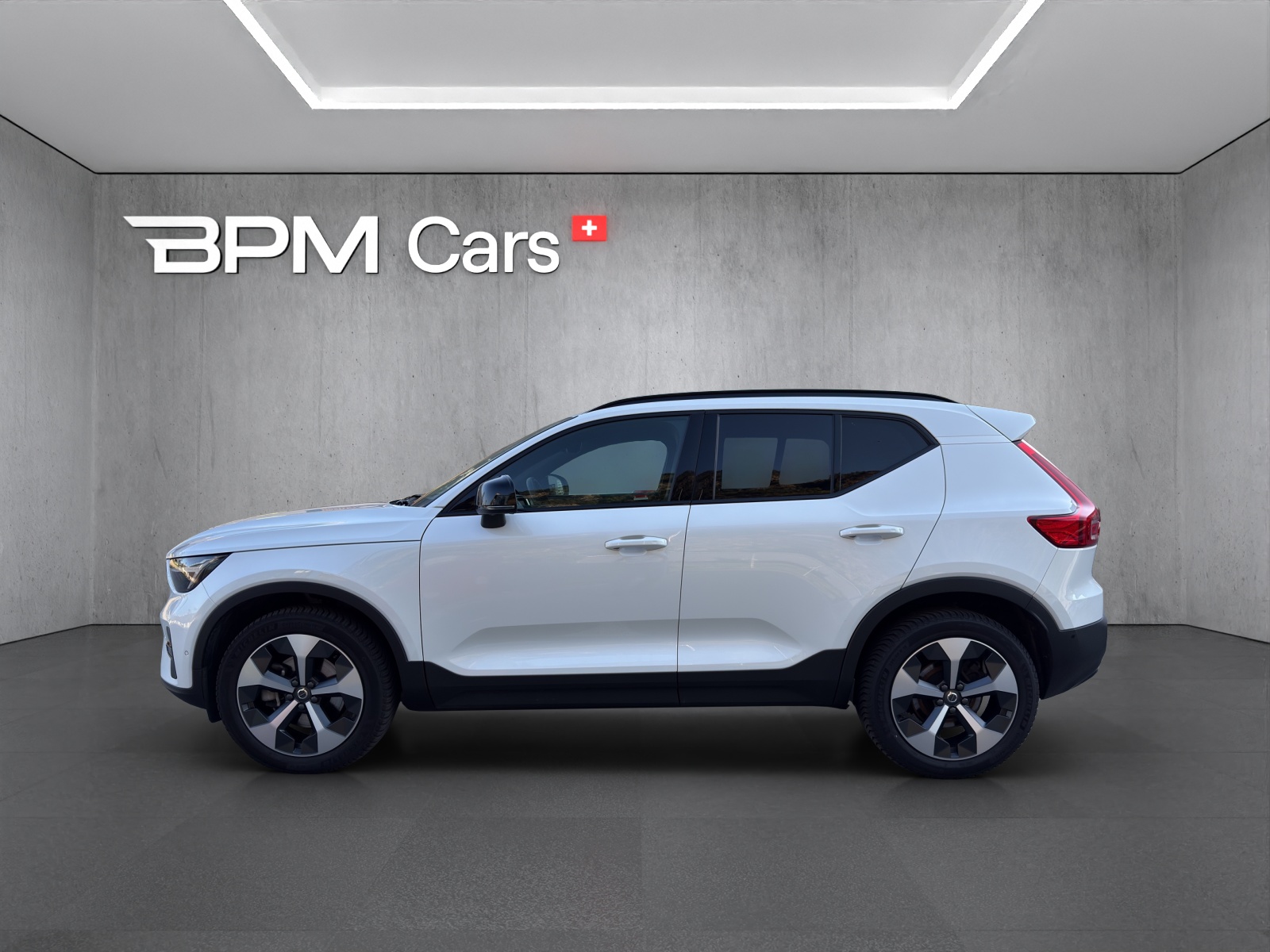 VOLVO XC40 B3 Benzin Mild Hybrid Plus Dark DCT-showroom-element-1