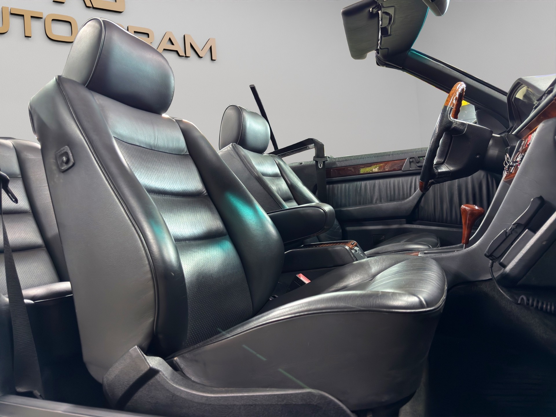 MERCEDES-BENZ E 320 Cabrio-image-13
