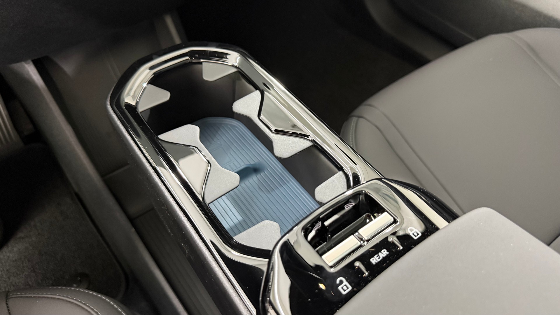 VOLVO EX 30 CC E60 Twin Performance A-image-10