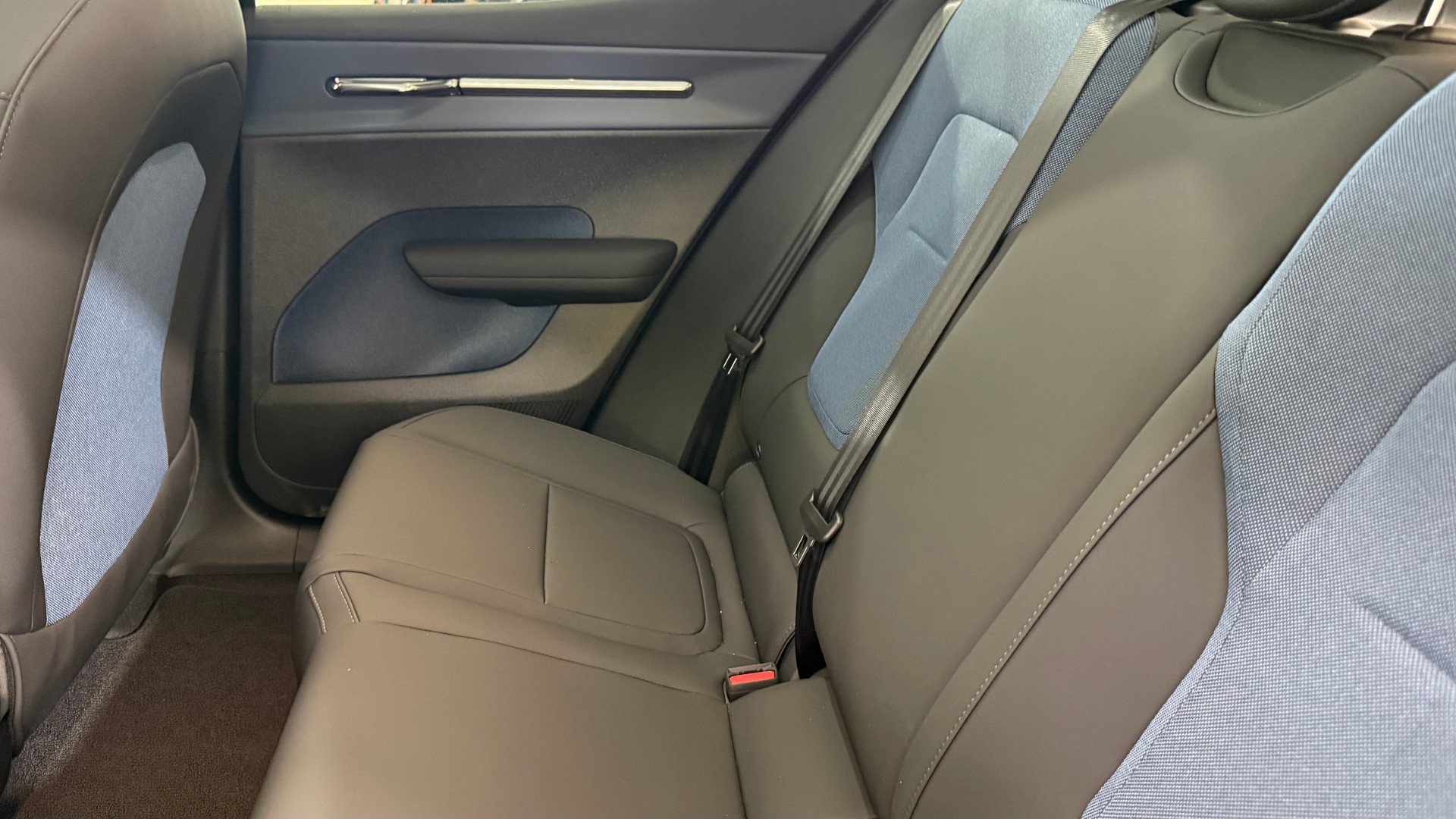 VOLVO EX 30 CC E60 Twin Performance A-image-9