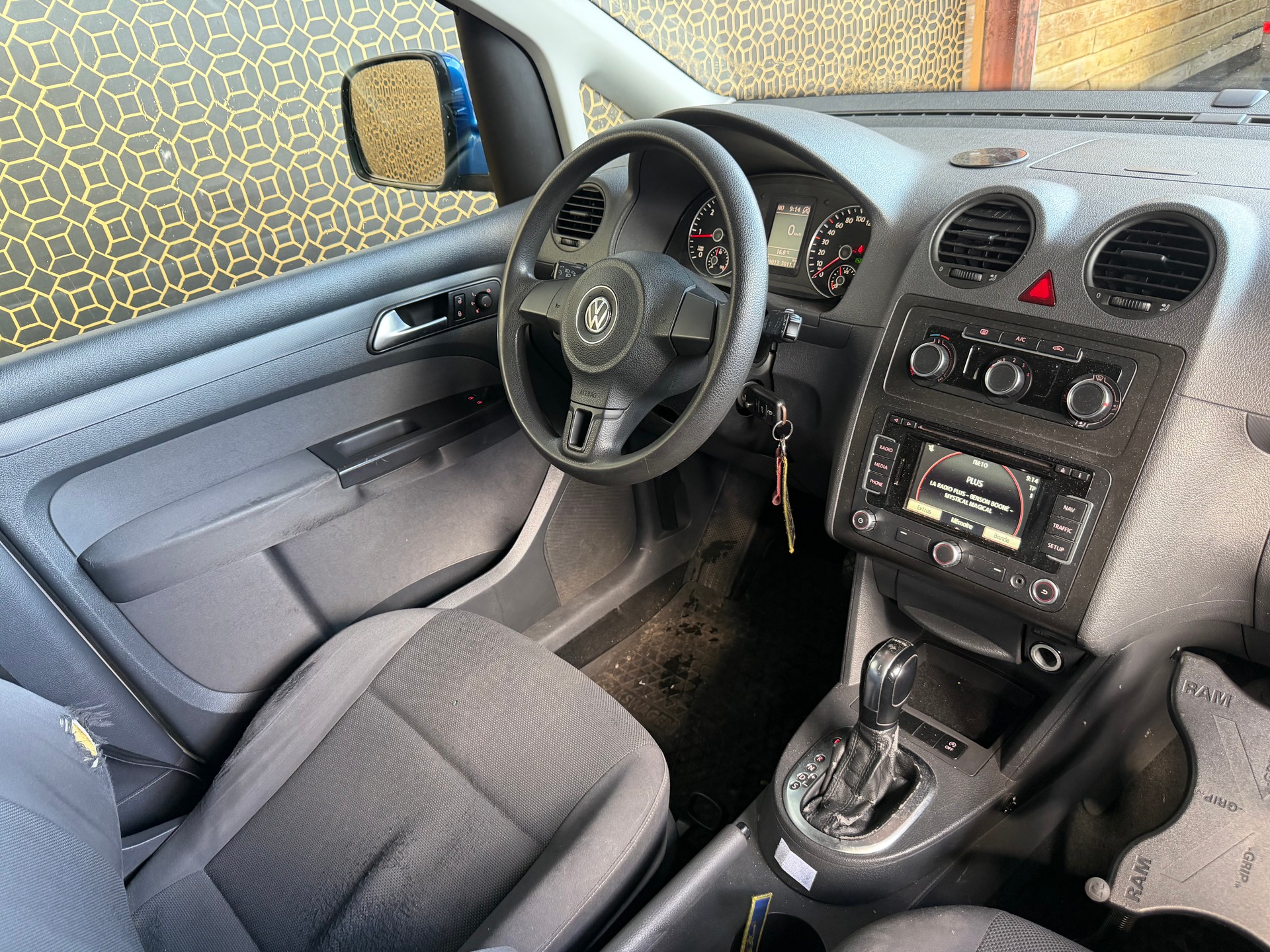 VW Caddy 1.6 TDI Maxi Transport personnes-image-4