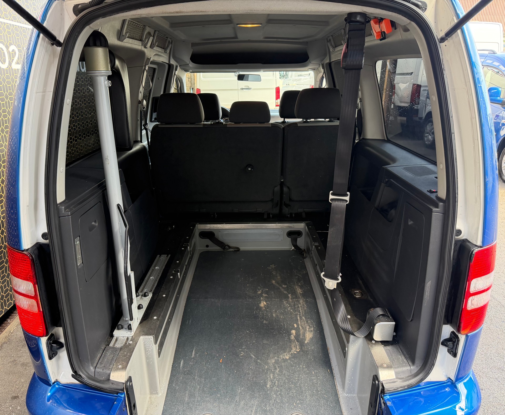 VW Caddy 1.6 TDI Maxi Transport personnes-image-5