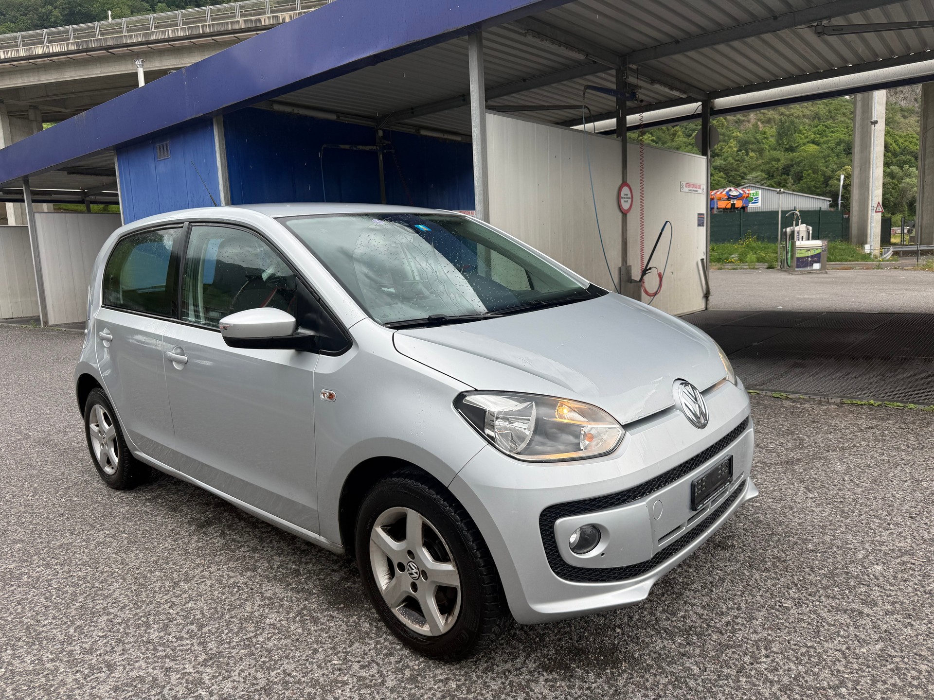 VW Up 1.0 white up Art on Ice ASG-showroom-element-1