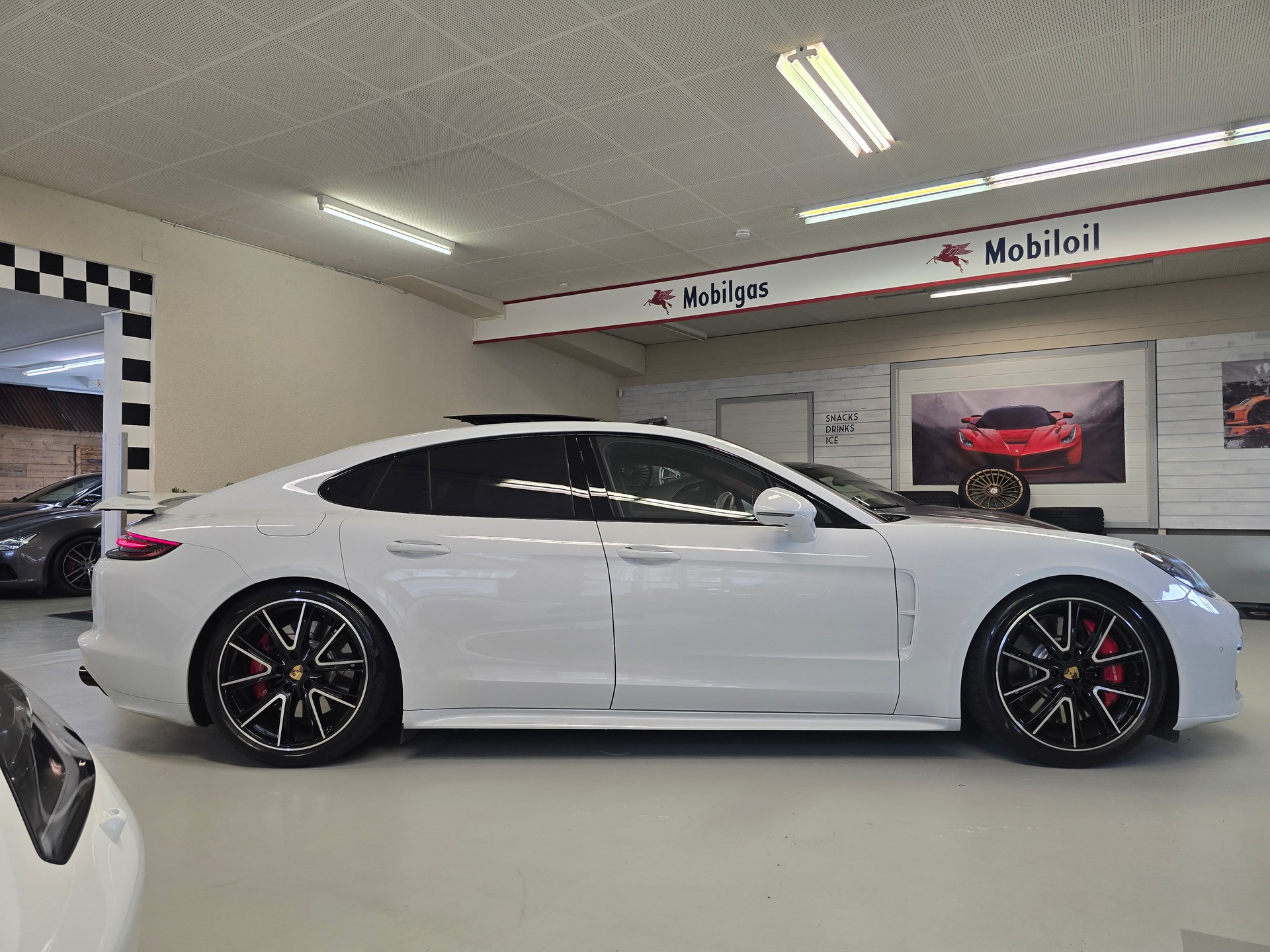 PORSCHE Turbo-showroom-element-3