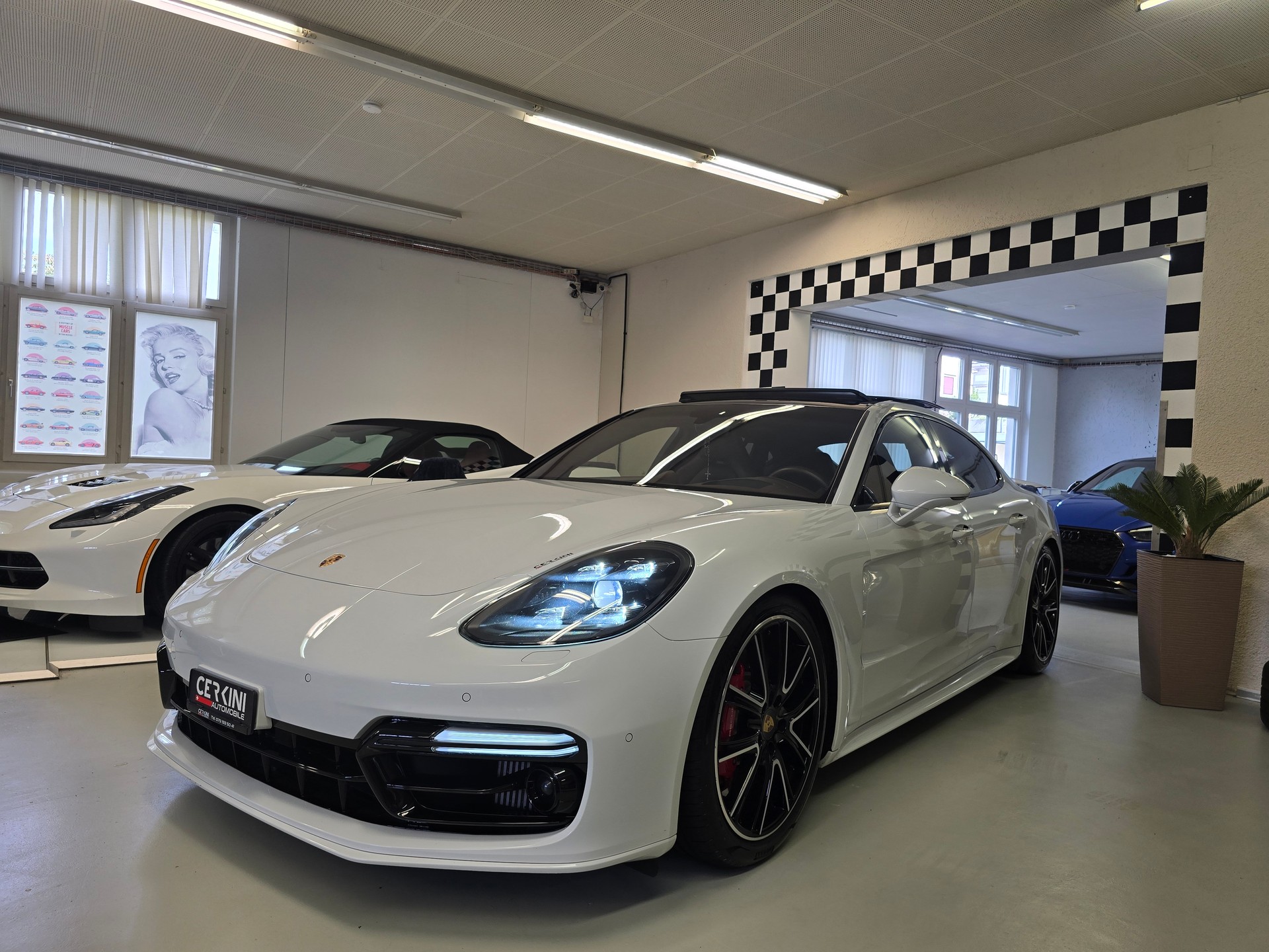 PORSCHE Turbo-showroom-element-2