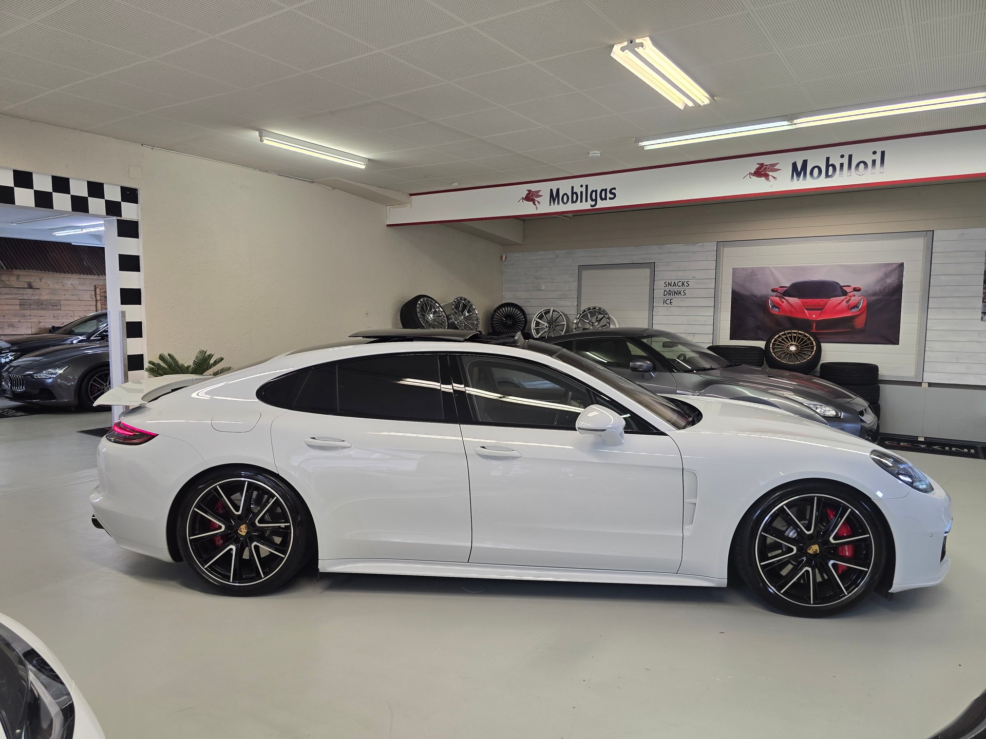 PORSCHE Turbo-showroom-element-1