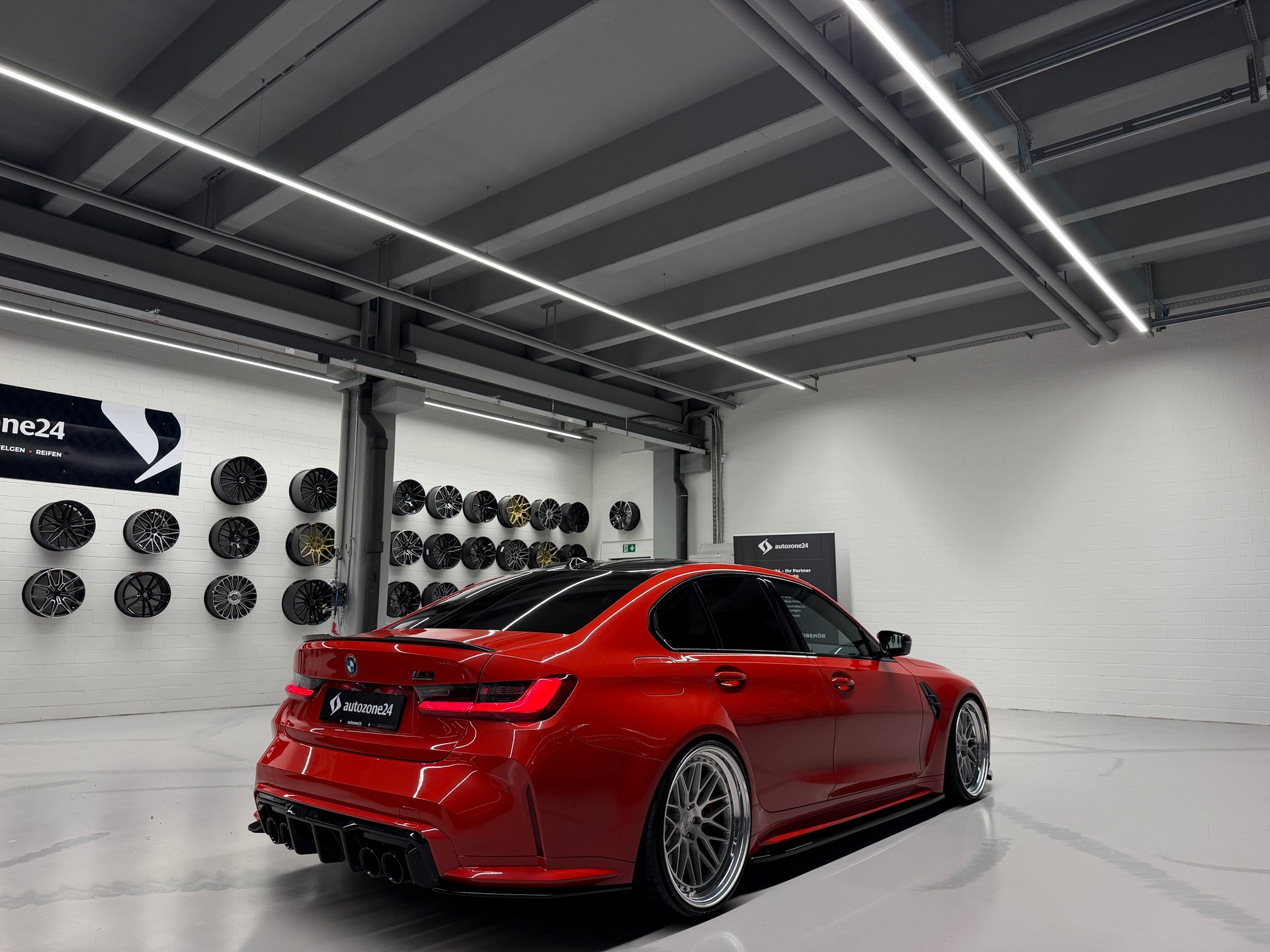 BMW M3 Competition xDrive Toronto Red *BMW Neuwagen Anschlussgarantie bis 27.11.26*-showroom-element-2