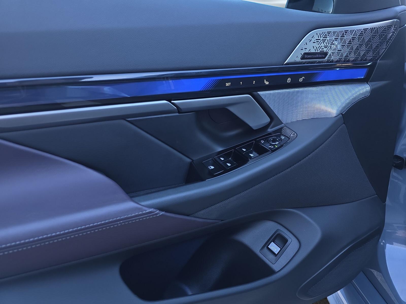 BMW M5 xDrive Touring (CH) * Individual Storm Bay *-image-21