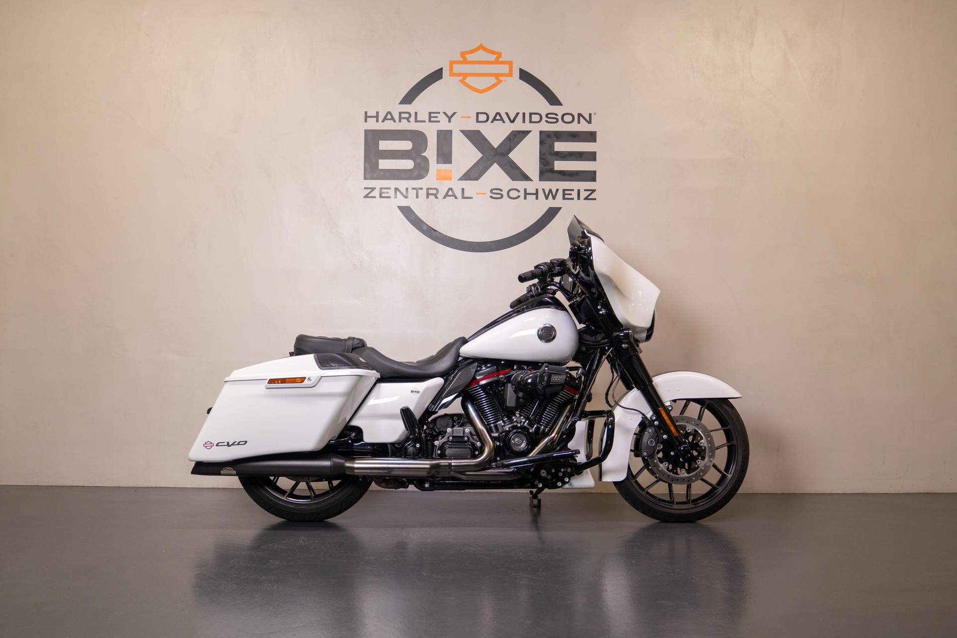HARLEY-DAVIDSON FLHXSE Street Glide CVO 117