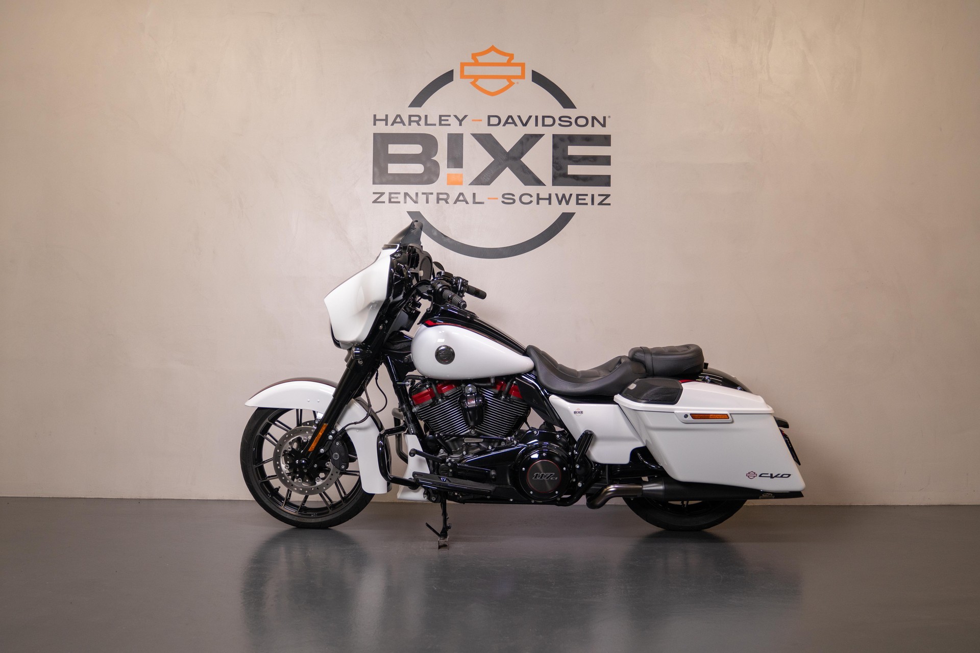 HARLEY-DAVIDSON FLHXSE Street Glide CVO 117-showroom-element-1