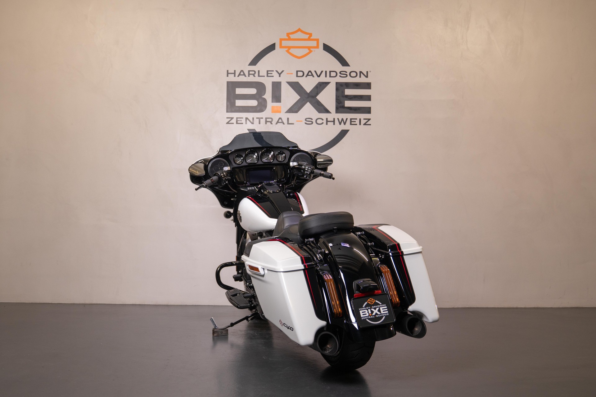 HARLEY-DAVIDSON FLHXSE Street Glide CVO 117-showroom-element-3