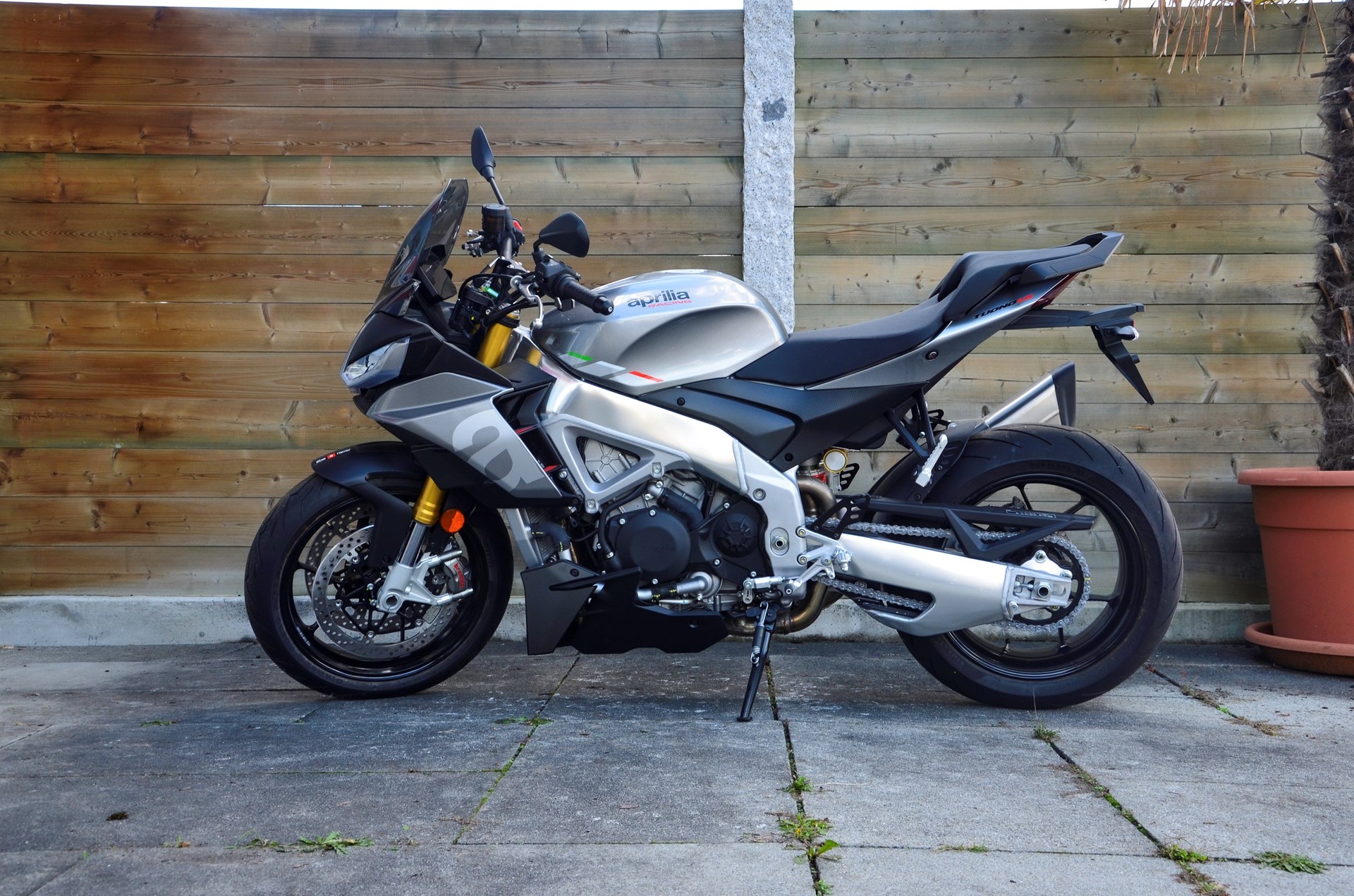 APRILIA Tuono V4 1100-image-1