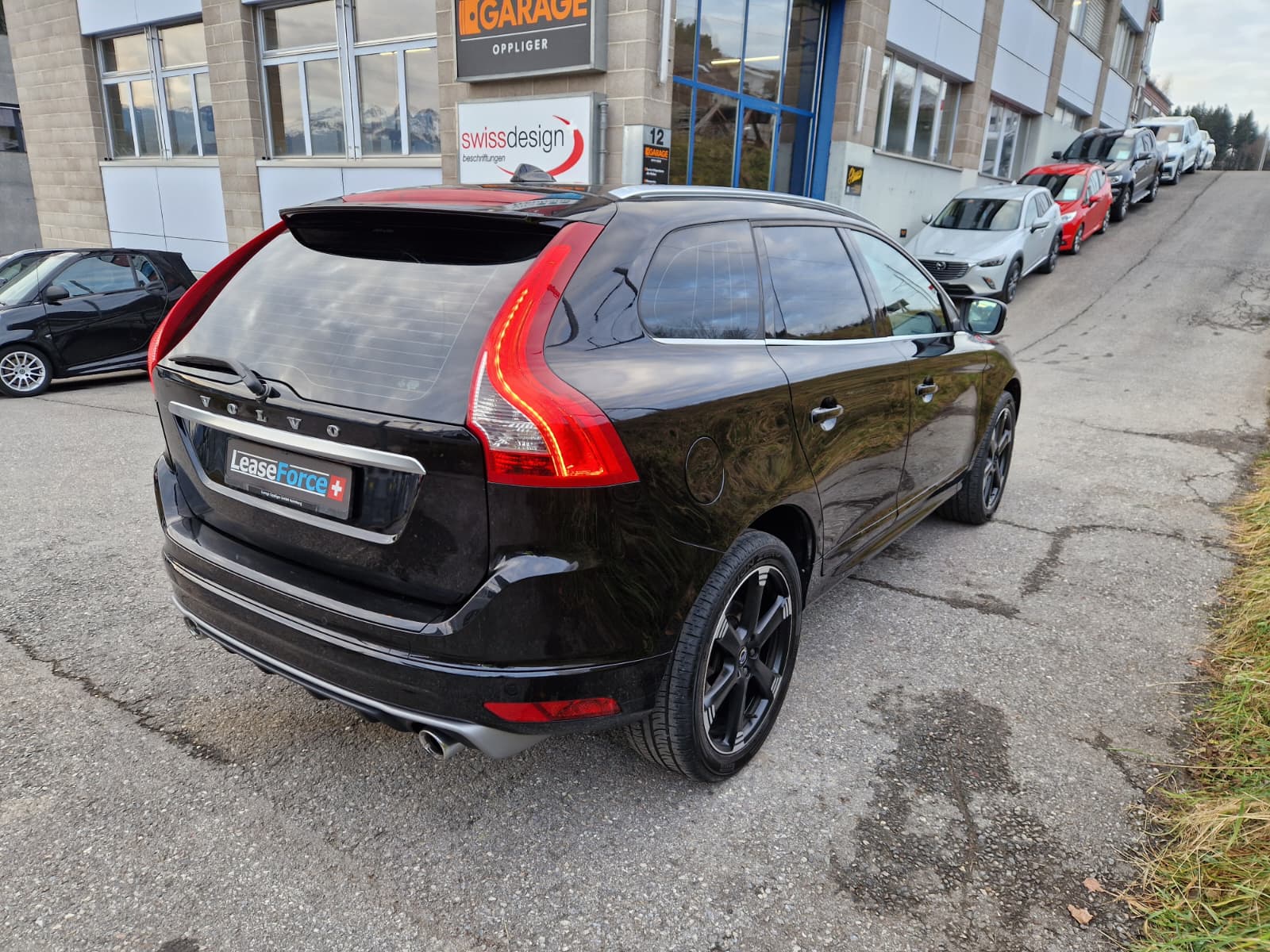 VOLVO XC60 D4 AWD Momentum R-Design Geartronic-showroom-element-2