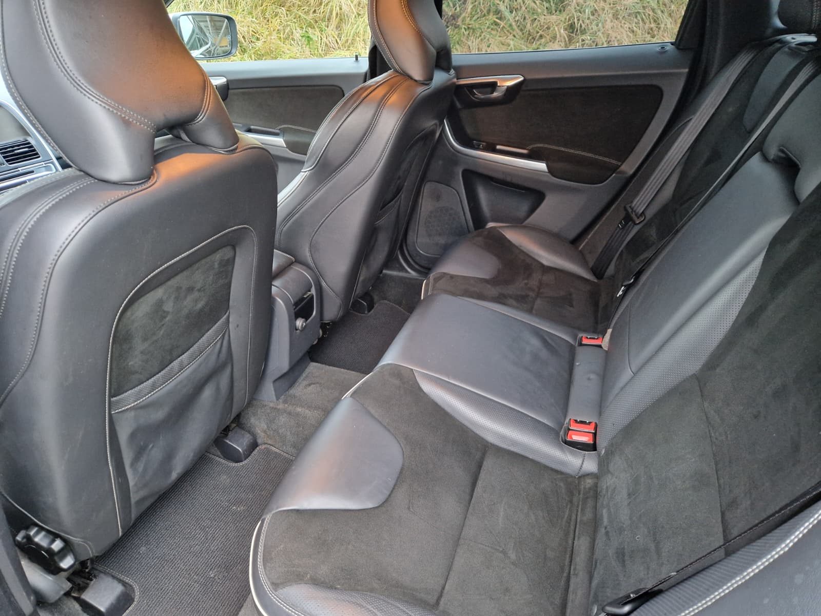 VOLVO XC60 D4 AWD Momentum R-Design Geartronic-image-5