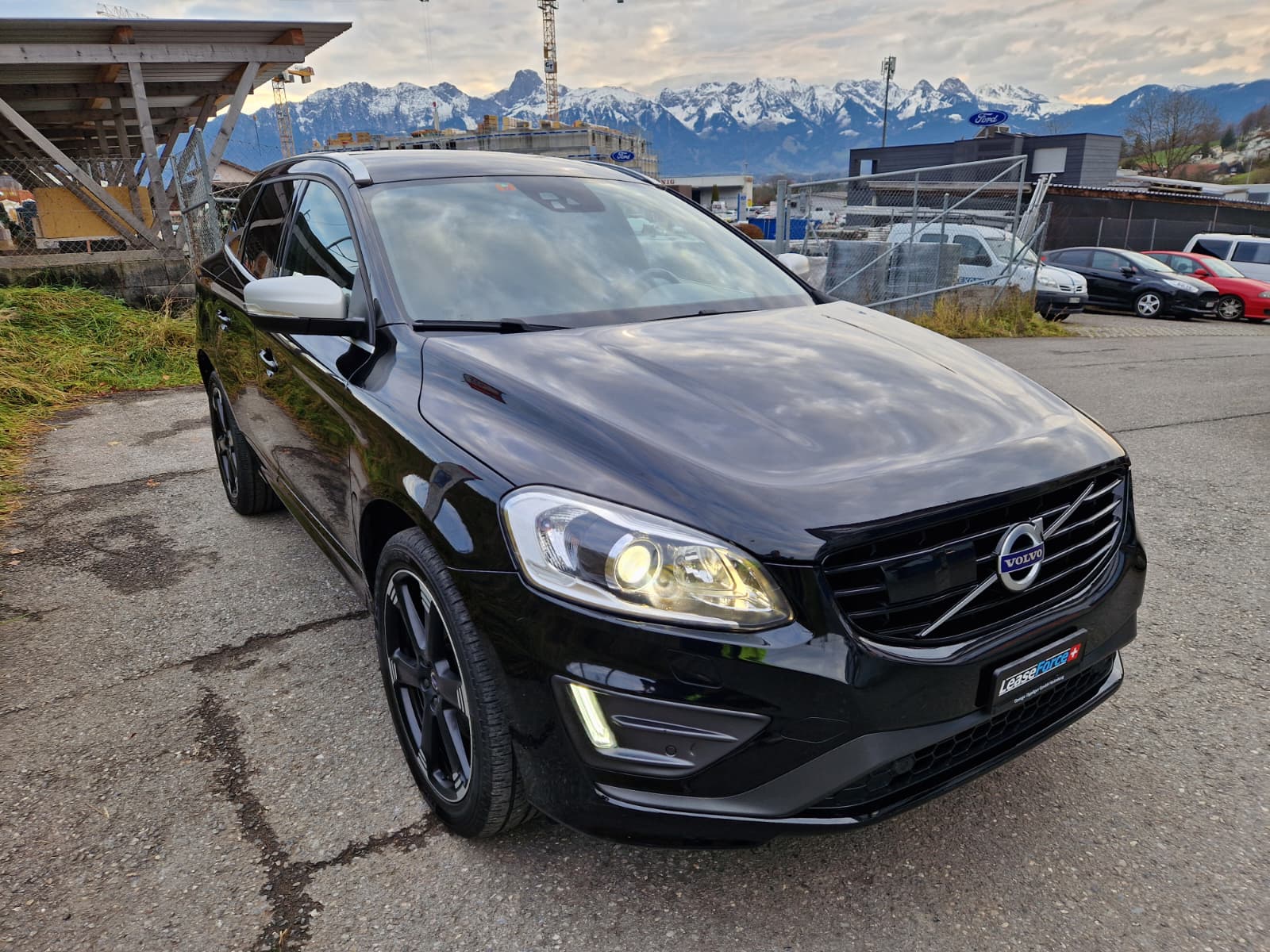 VOLVO XC60 D4 AWD Momentum R-Design Geartronic-showroom-element-1