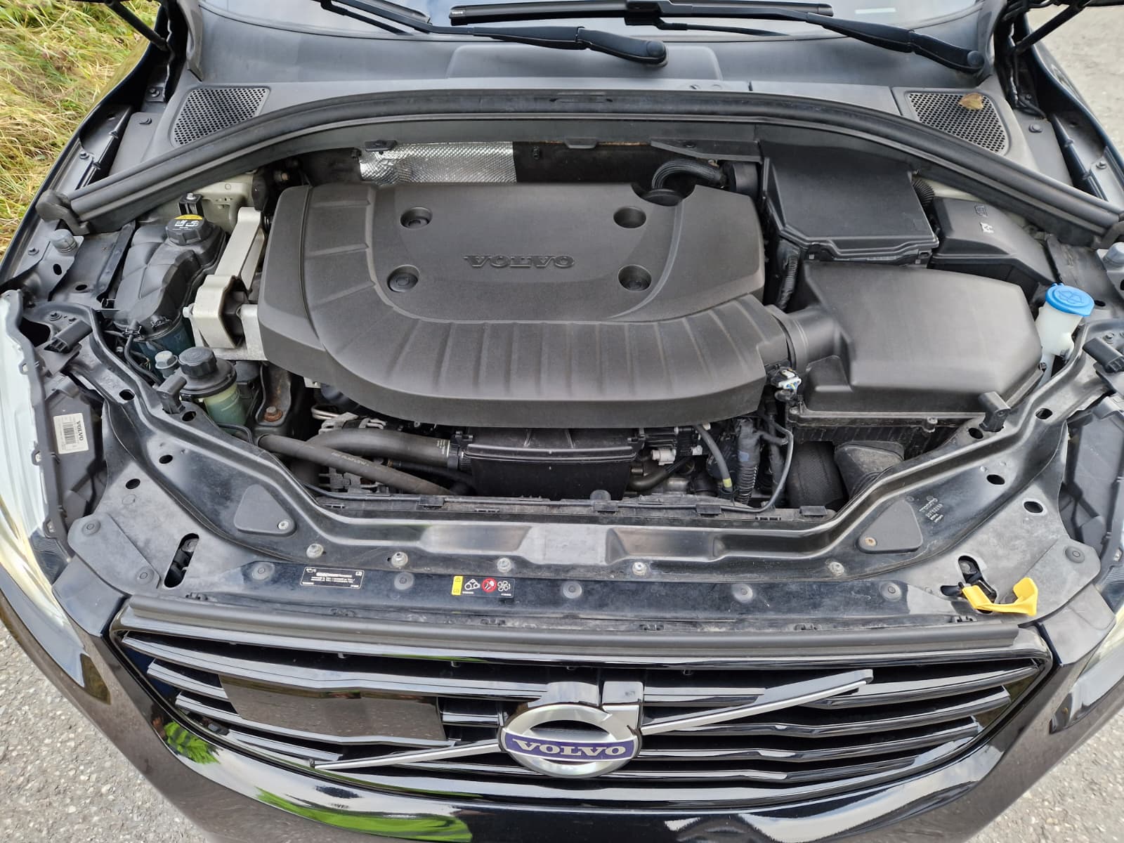 VOLVO XC60 D4 AWD Momentum R-Design Geartronic-image-7