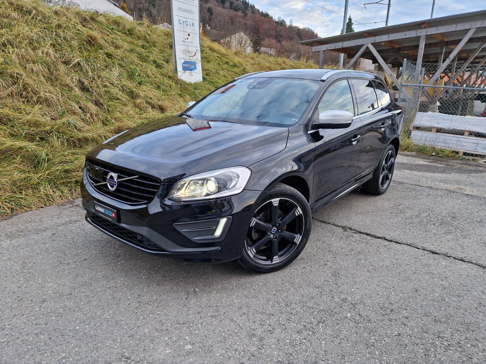 VOLVO XC60 D4 AWD Momentum R-Design Geartronic