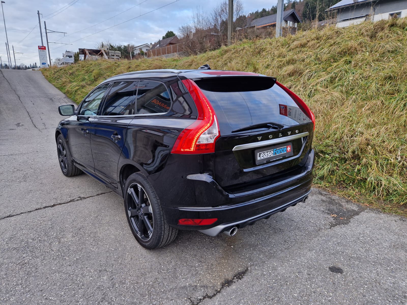 VOLVO XC60 D4 AWD Momentum R-Design Geartronic-showroom-element-3