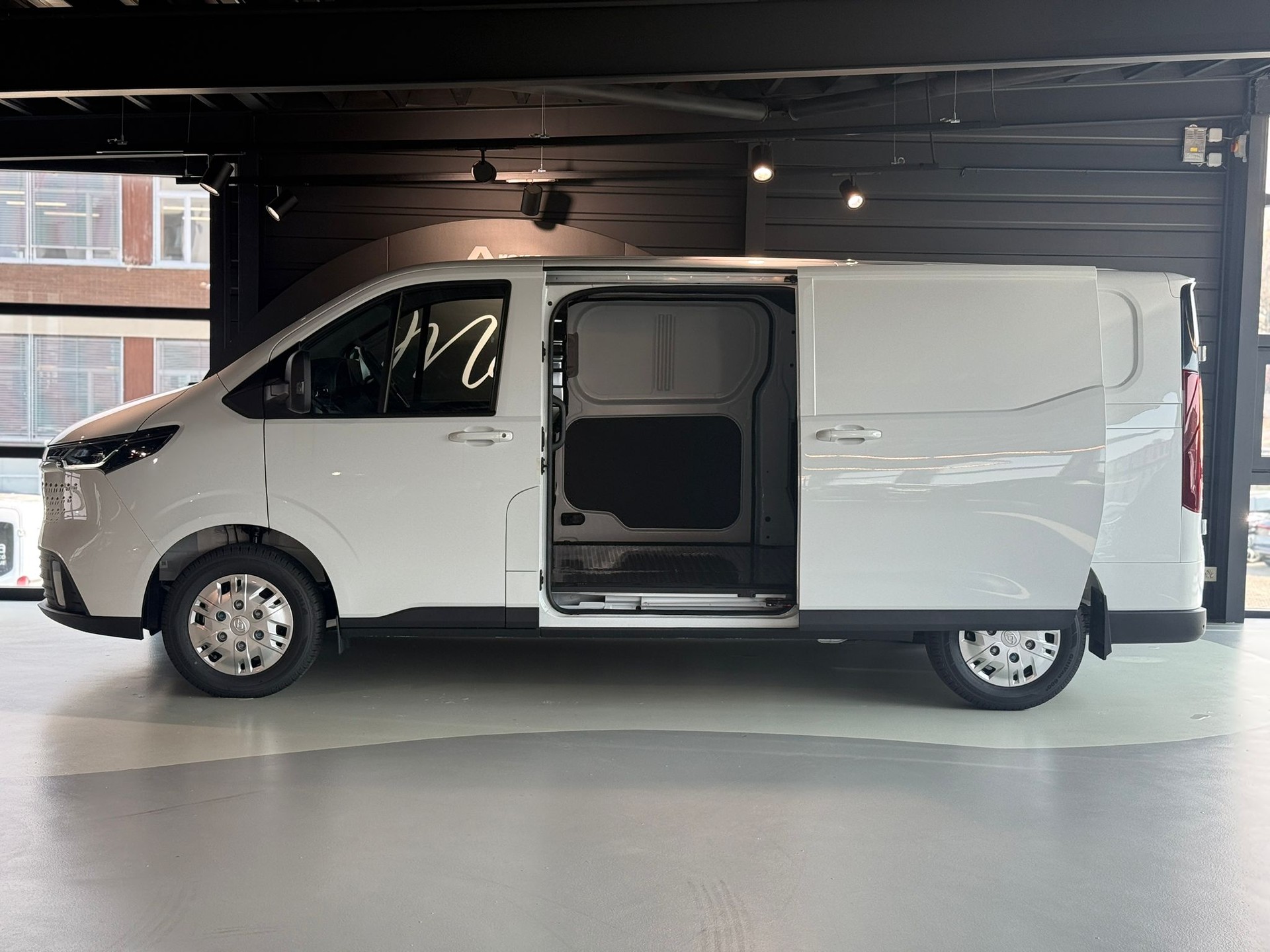 MAXUS Deliver 7 2.0D L2-showroom-element-2