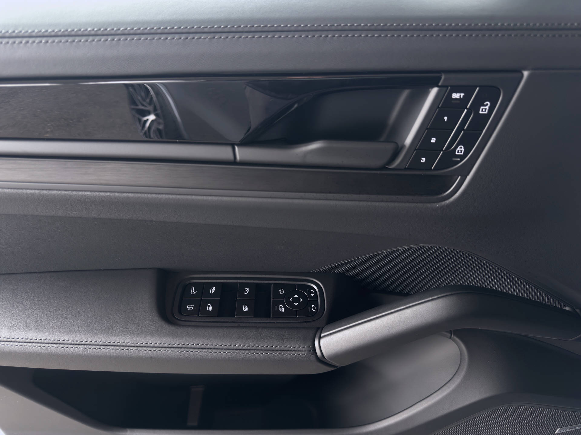 PORSCHE Cayenne S E-Hybrid Coupé Black Edition-image-11