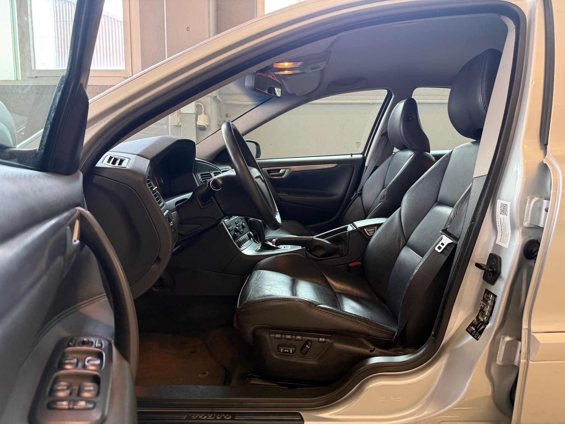 VOLVO S60 2.5T AWD Summum-image-9