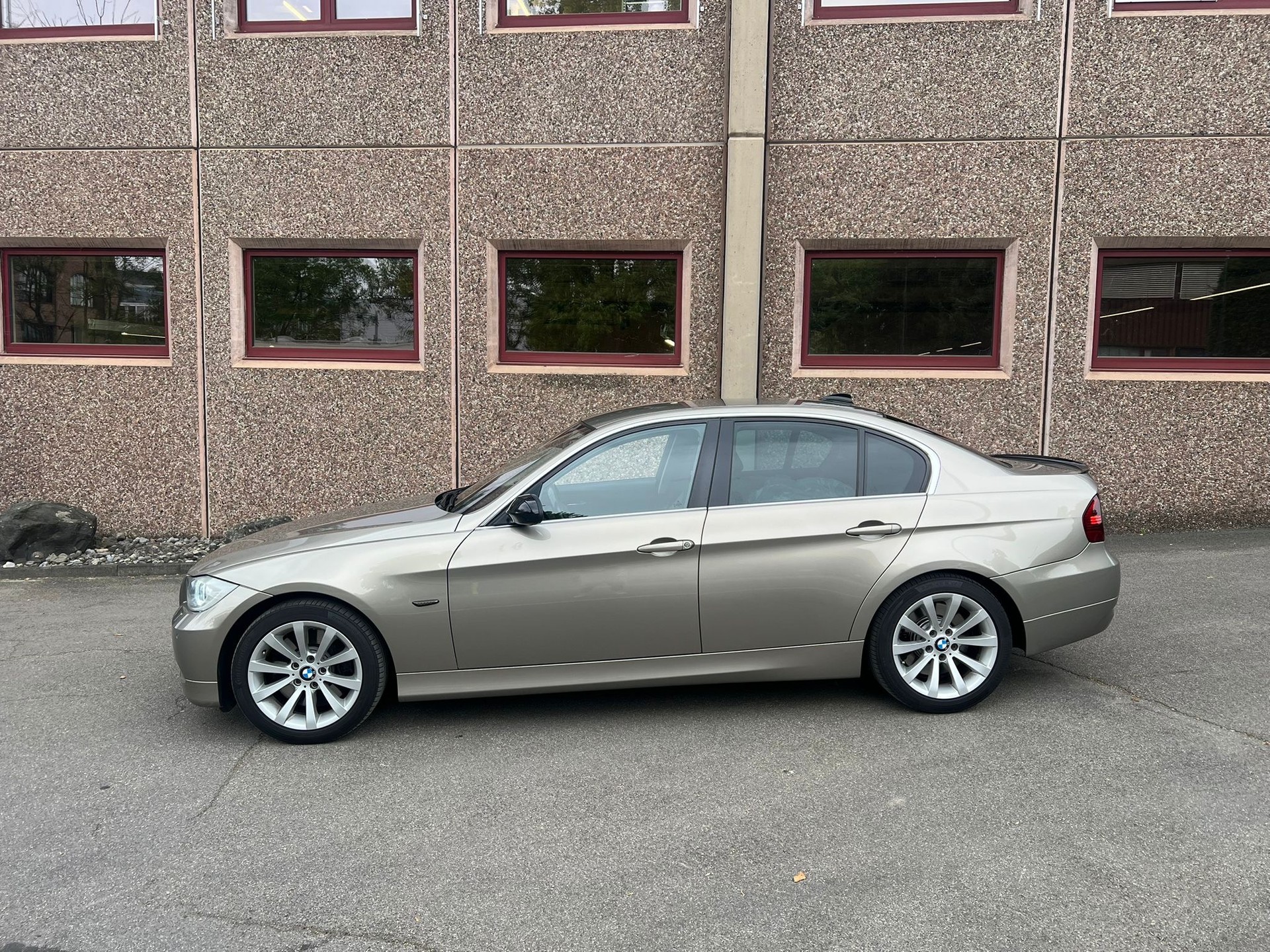 BMW 335xi-showroom-element-2