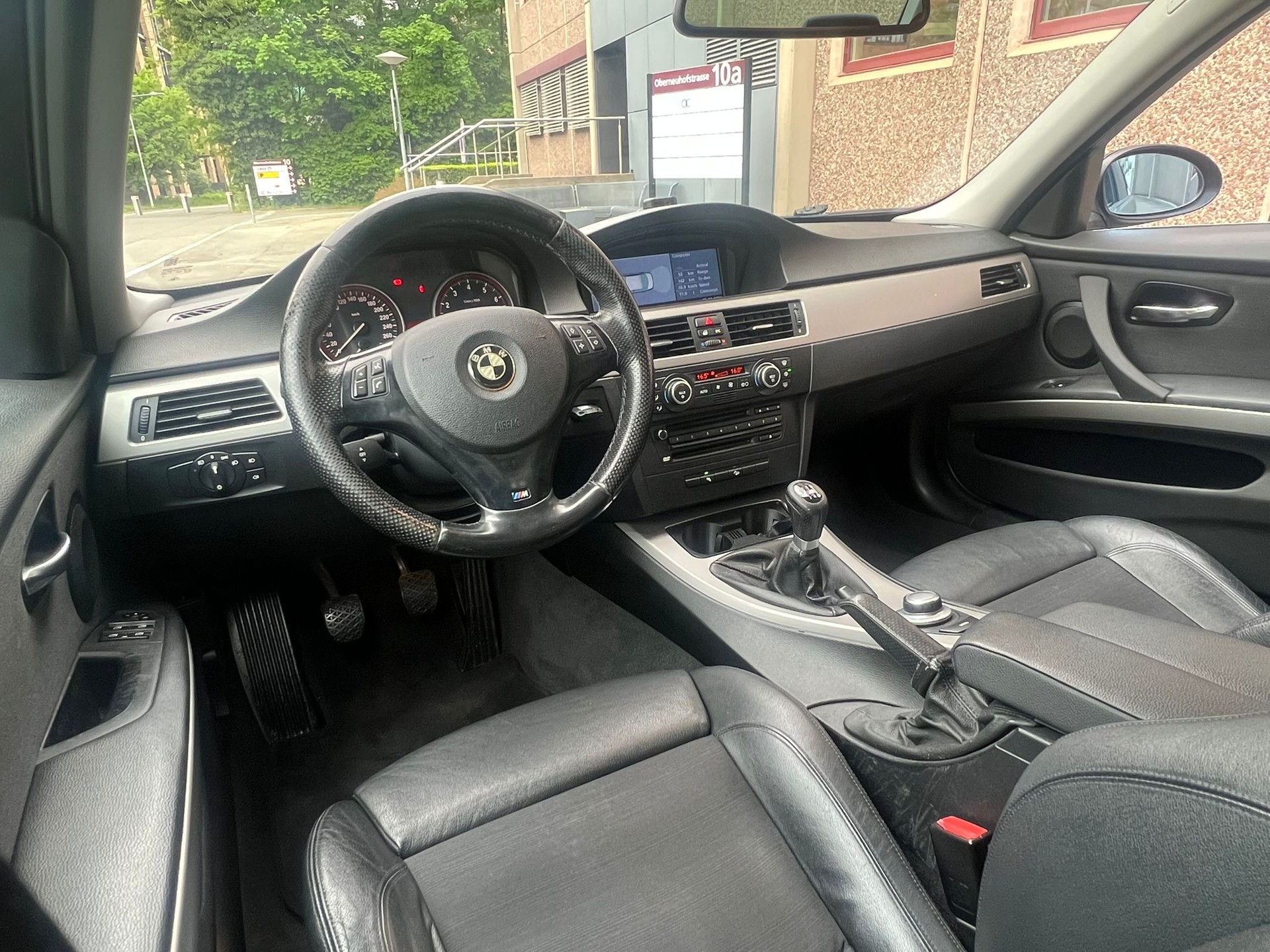 BMW 335xi-image-8