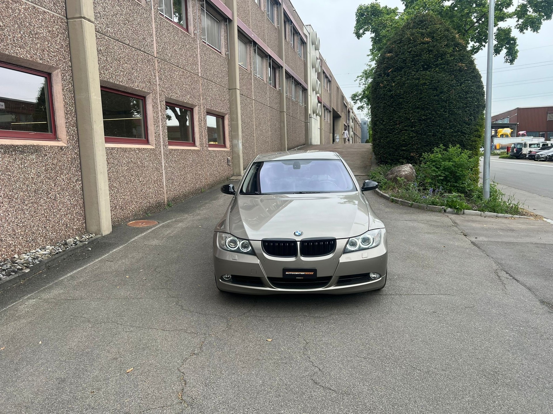 BMW 335xi-showroom-element-1