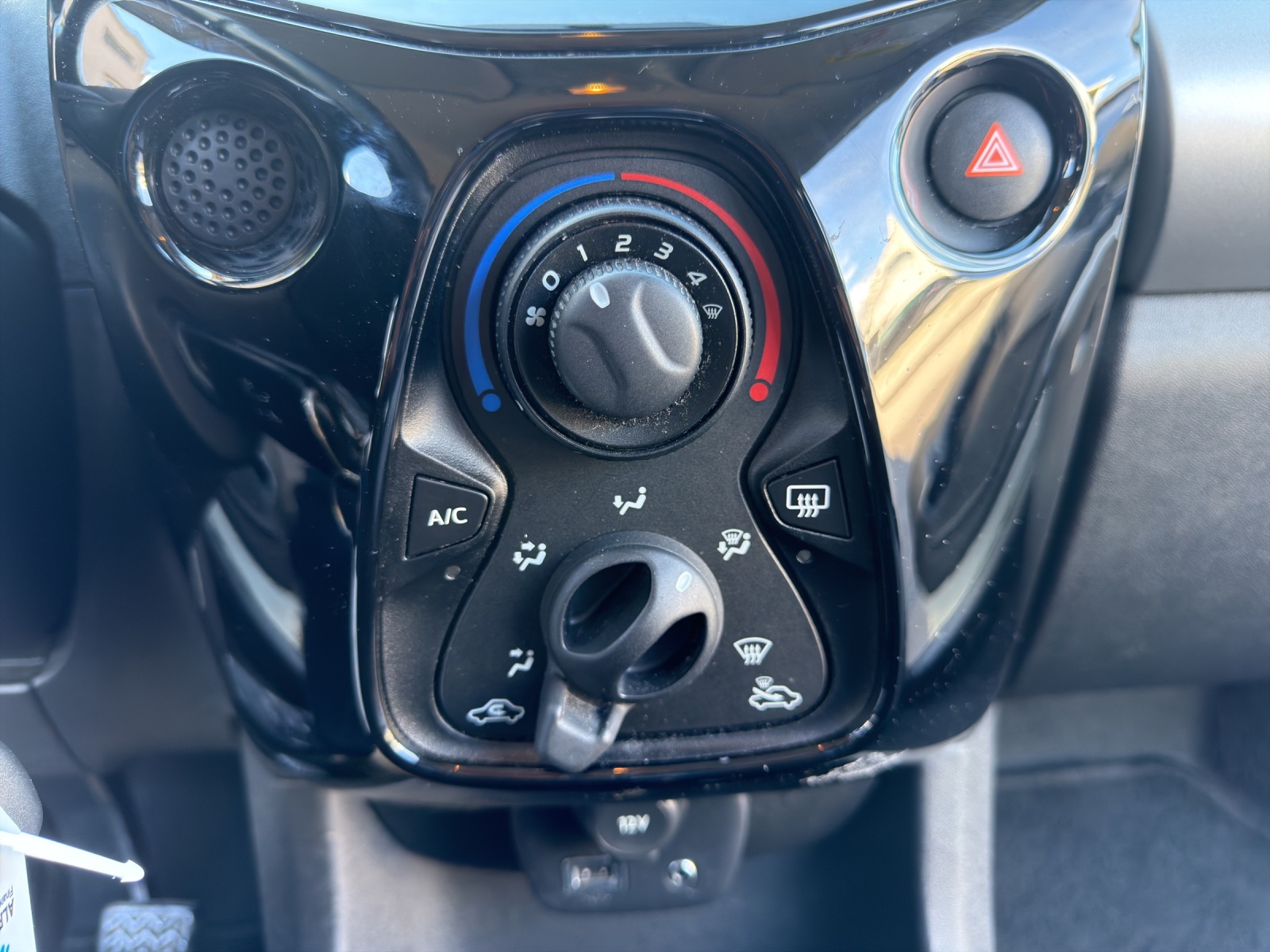 PEUGEOT 108 1.2 VTi Active-image-14