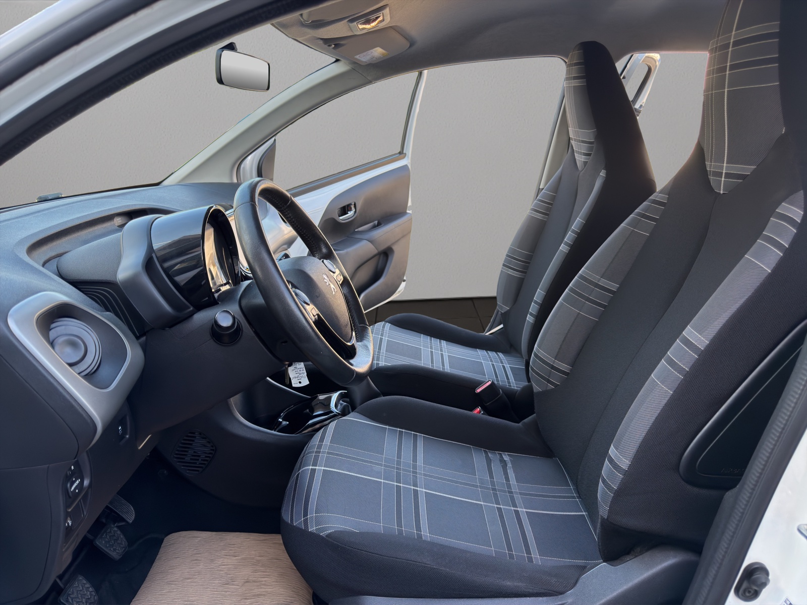 PEUGEOT 108 1.2 VTi Active-image-8
