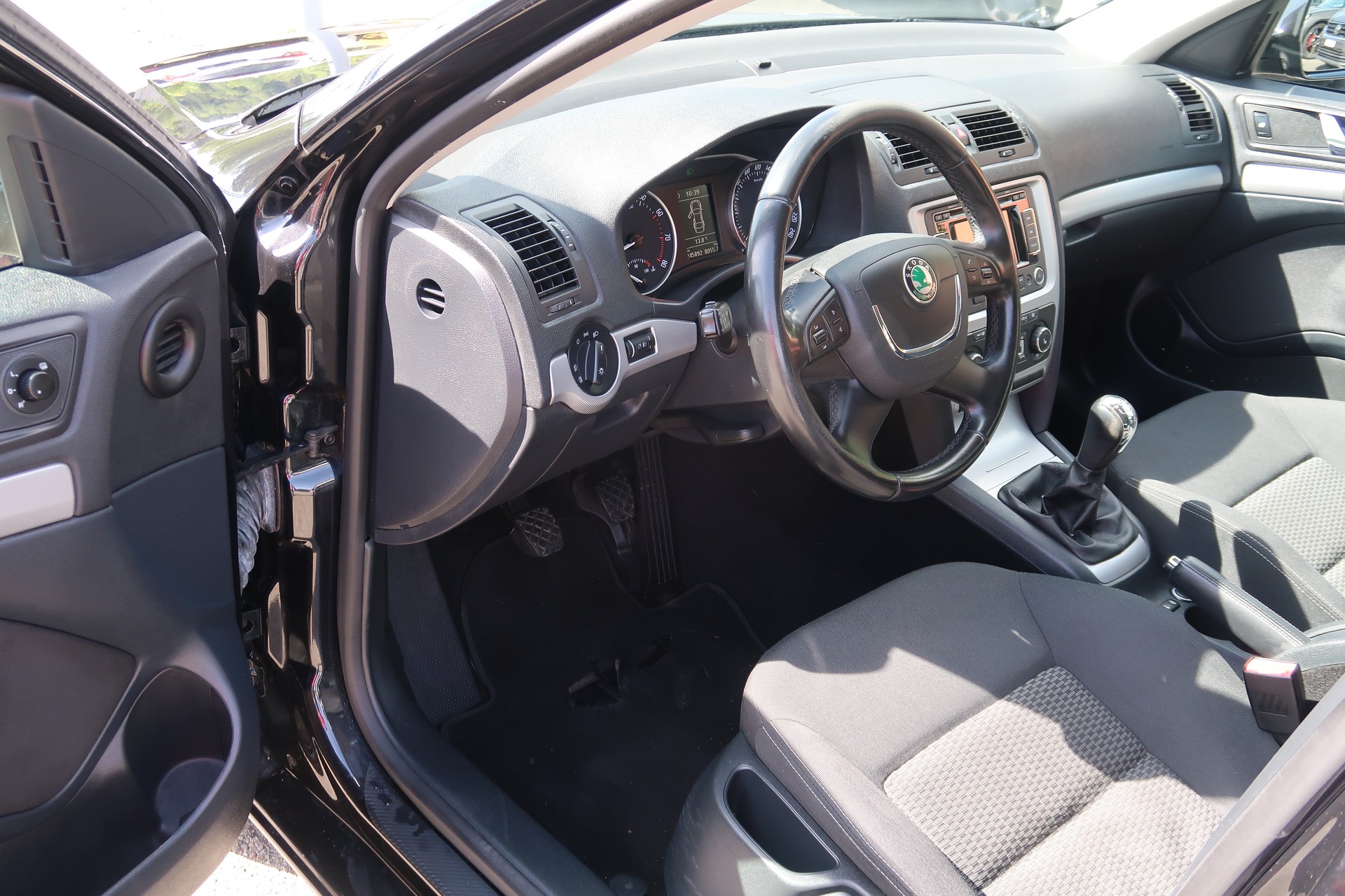 SKODA Octavia Combi 1.4 TSI Ambiente-image-6