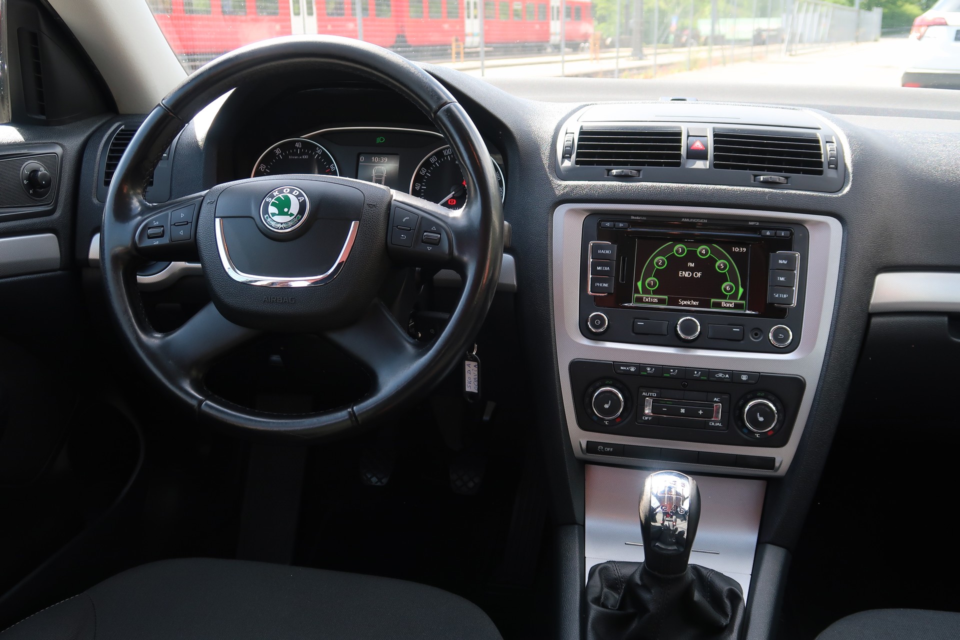 SKODA Octavia Combi 1.4 TSI Ambiente-image-7