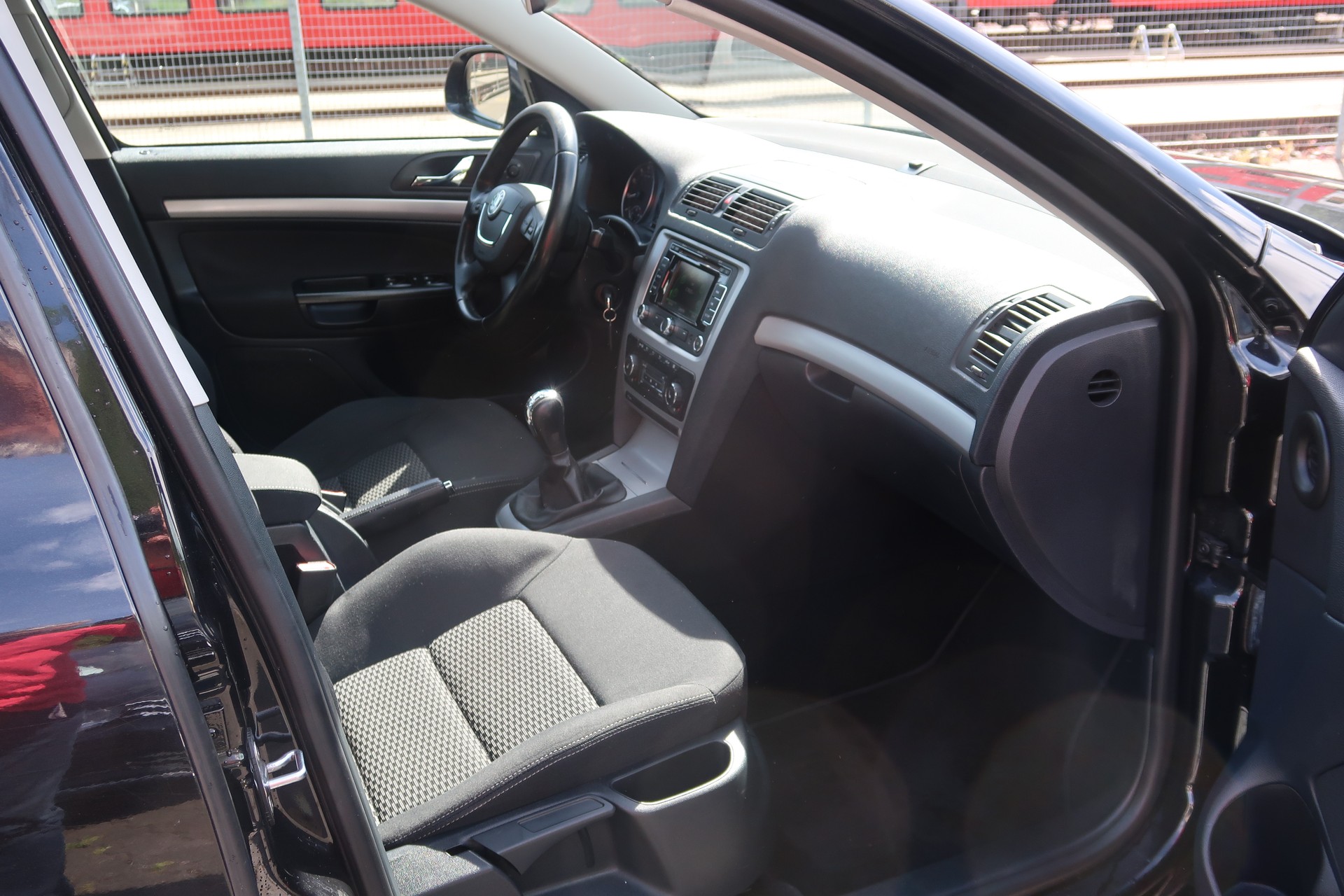SKODA Octavia Combi 1.4 TSI Ambiente-image-8