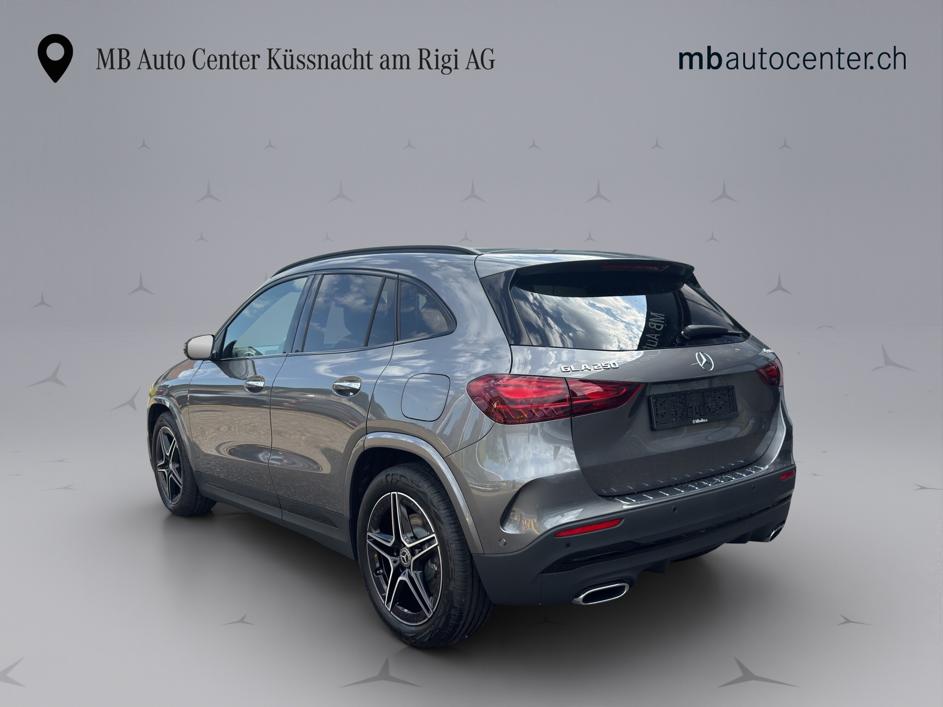 MERCEDES-BENZ GLA 250 Swiss Star AMG Line 4matic-showroom-element-3