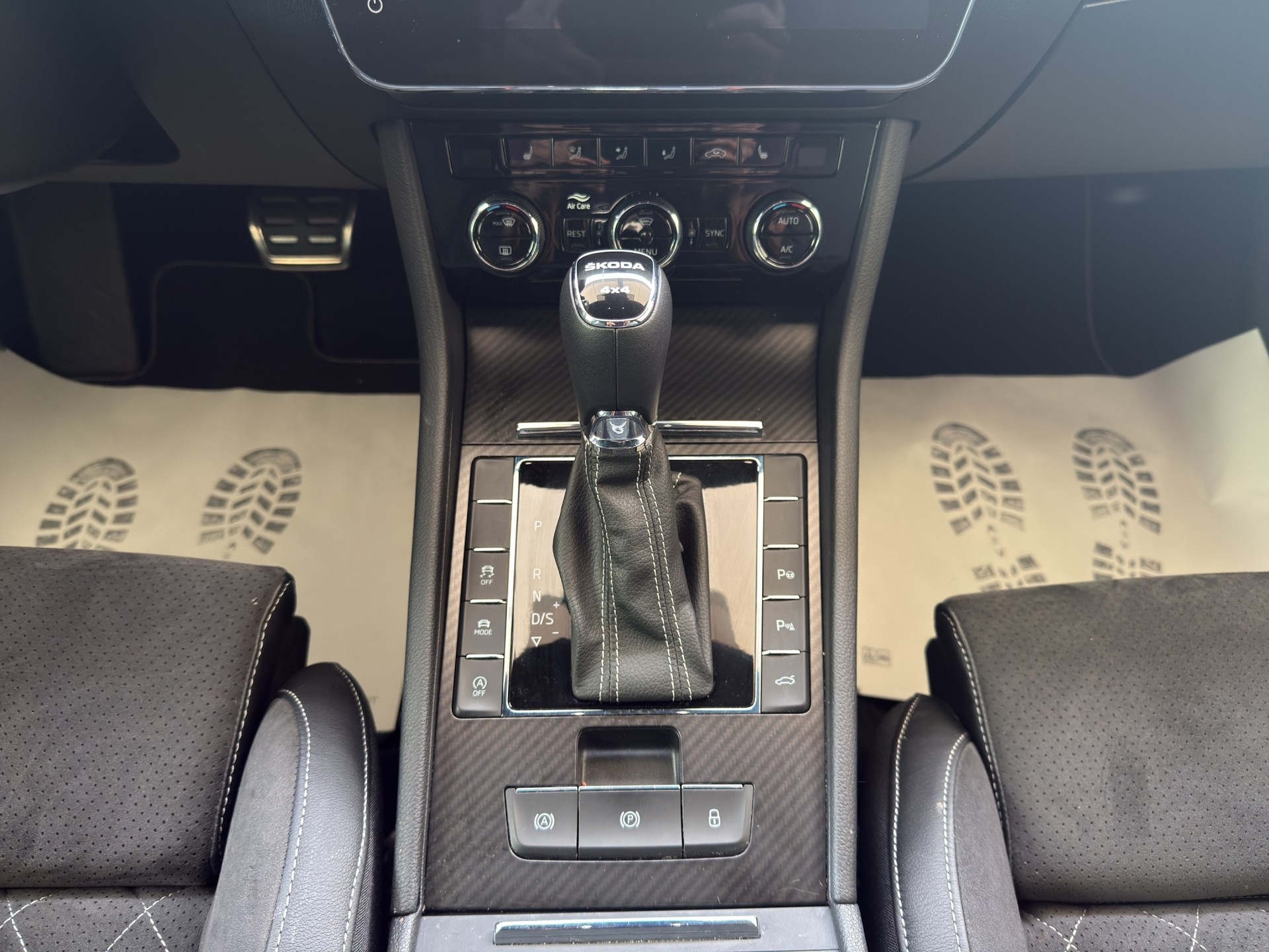 SKODA Superb Combi 2.0 TDi SportLine Light 4x4 DSG-image-10
