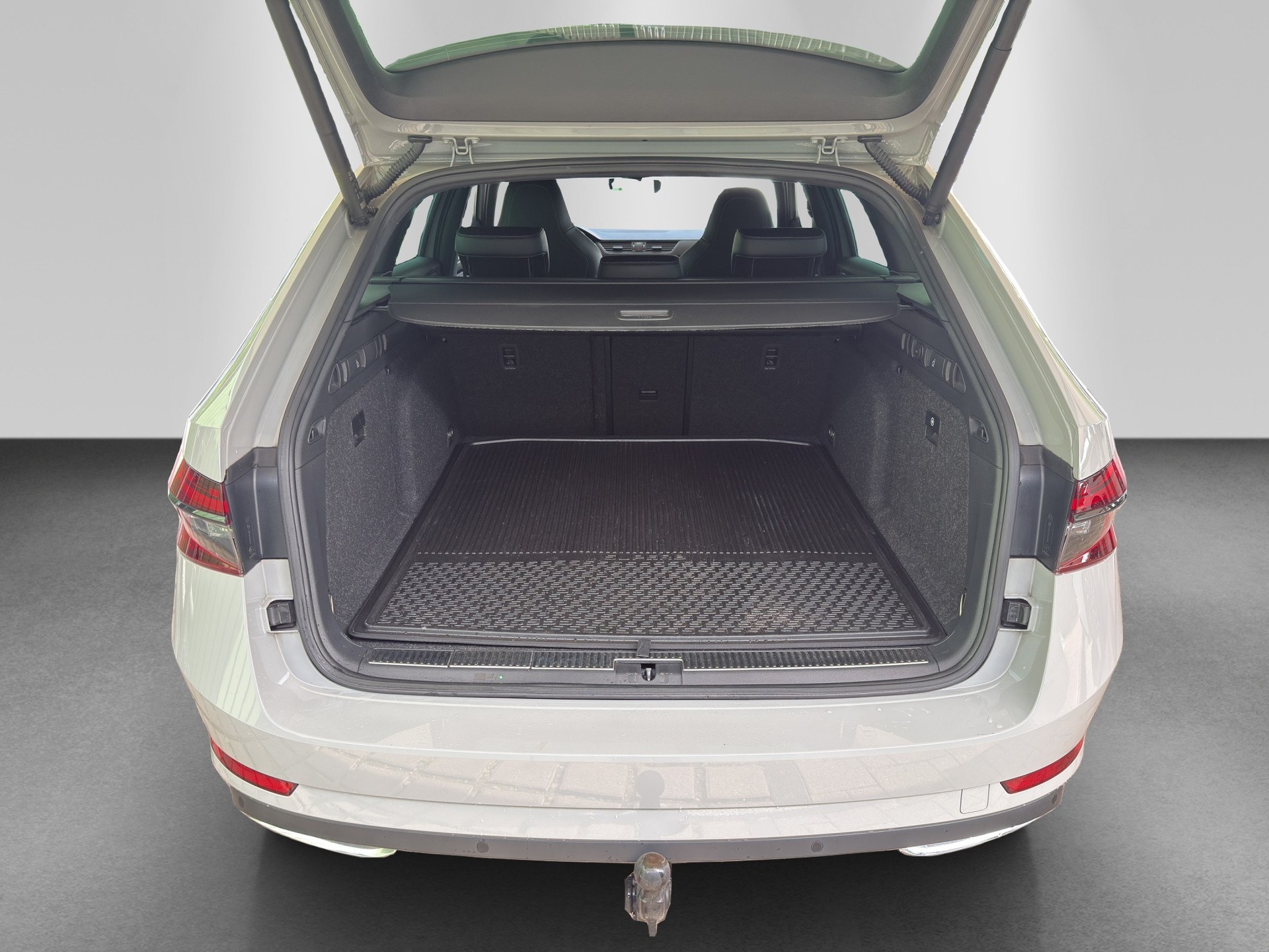 SKODA Superb Combi 2.0 TDi SportLine Light 4x4 DSG-image-16